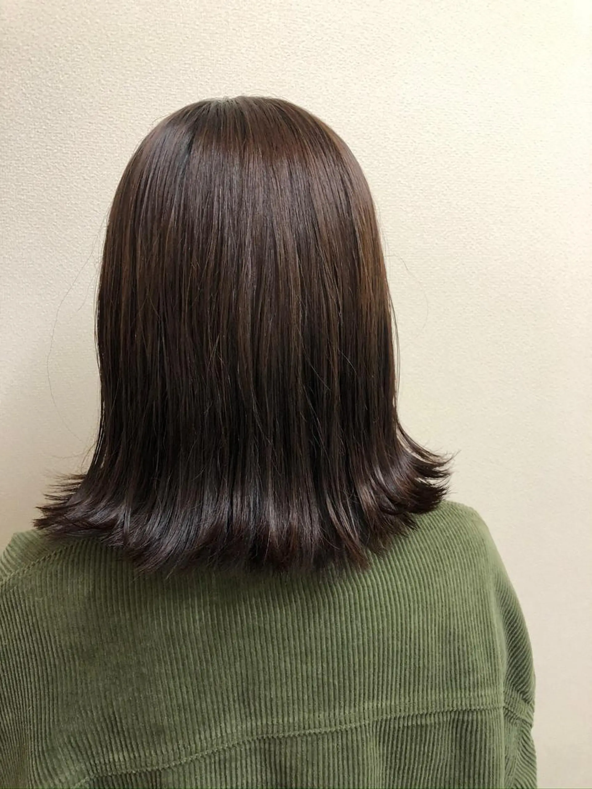 ミディアム ボブ 外ハネヘア ，comma momoka🪄のヘアスタイル