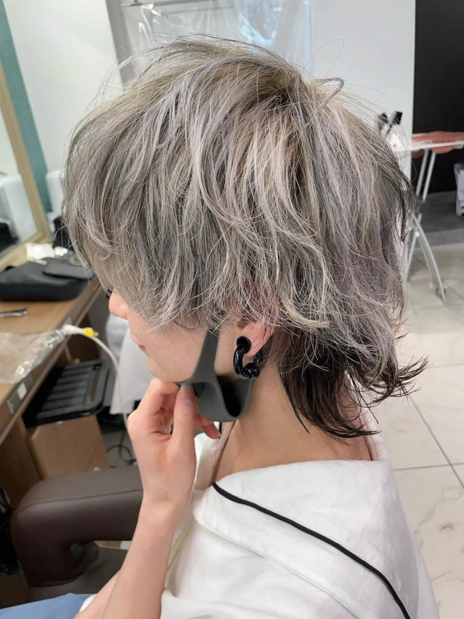 ミディアム カラー メンズ 渡部凌我 小顔ウルフ ハイトーンカラーのヘアスタイル