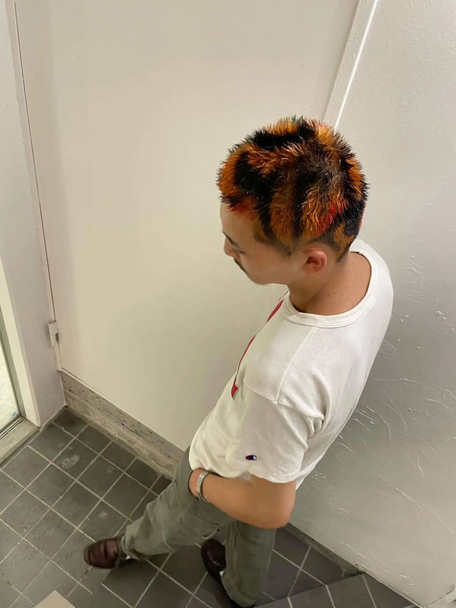 ショート カラー メンズ メンズバレイヤージュ メンズブリーチ センターパート フェードカット メンズハイライト スパイラルパーマ 🌐hina⭐️のヘアスタイル