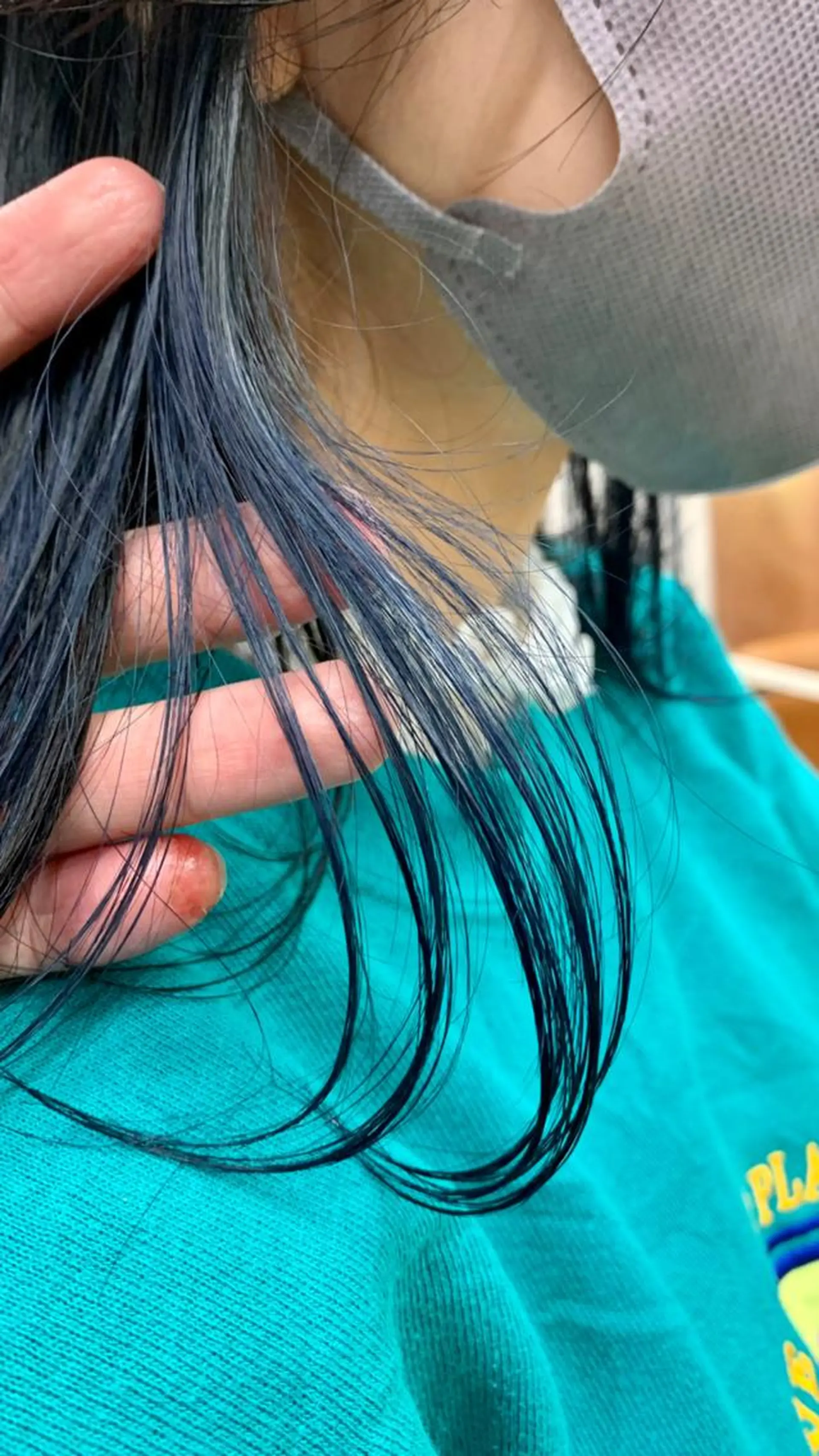 セミロング カラー ブリーチ ブルーカラー ネイビーカラー レイヤー職人 横浜/似合わせ/秋山のヘアスタイル