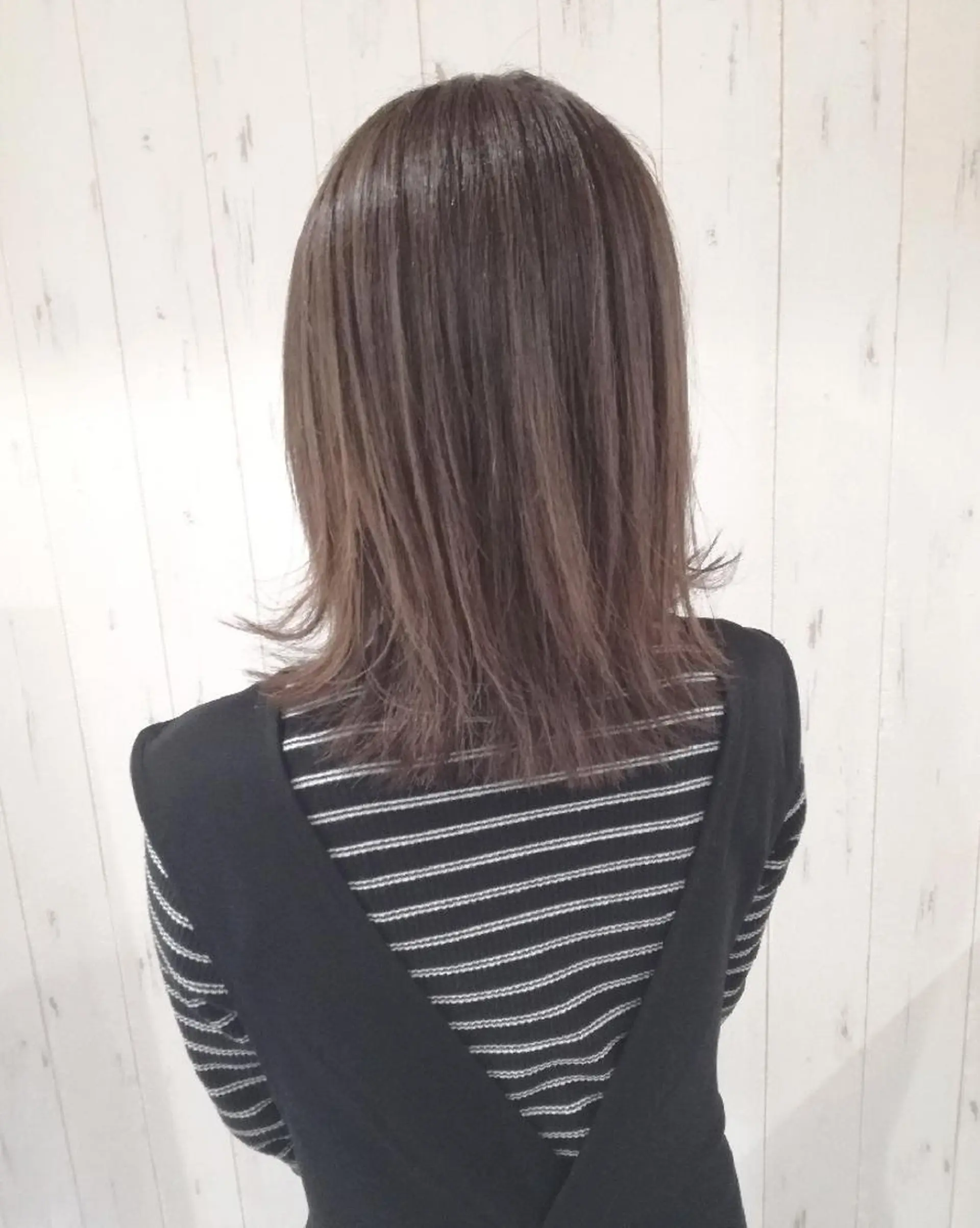 ミディアム カラー ベージュカラー 外ハネヘア 西川 敏夫のヘアスタイル