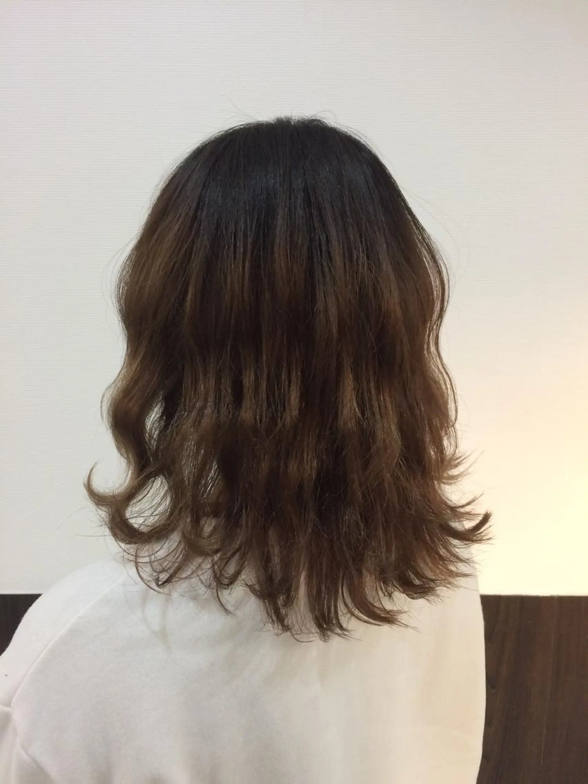 ミディアム カラー パーマ ヘアアレンジ ハイトーン Arphyのヘアスタイル