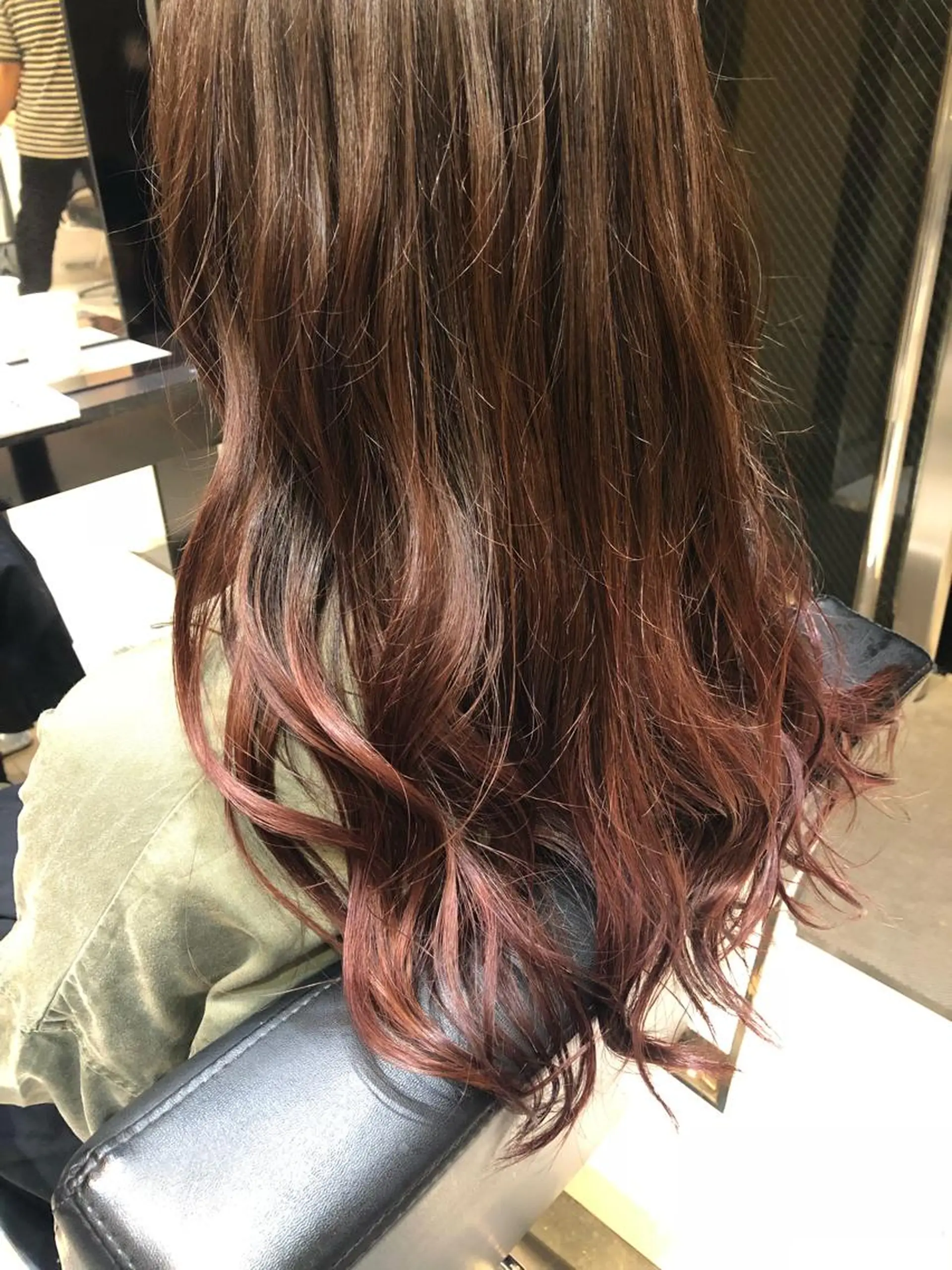 セミロング カラー グラデーションカラー レッドカラー 女性リピ90%🍨 🩷佐藤みずきのヘアスタイル