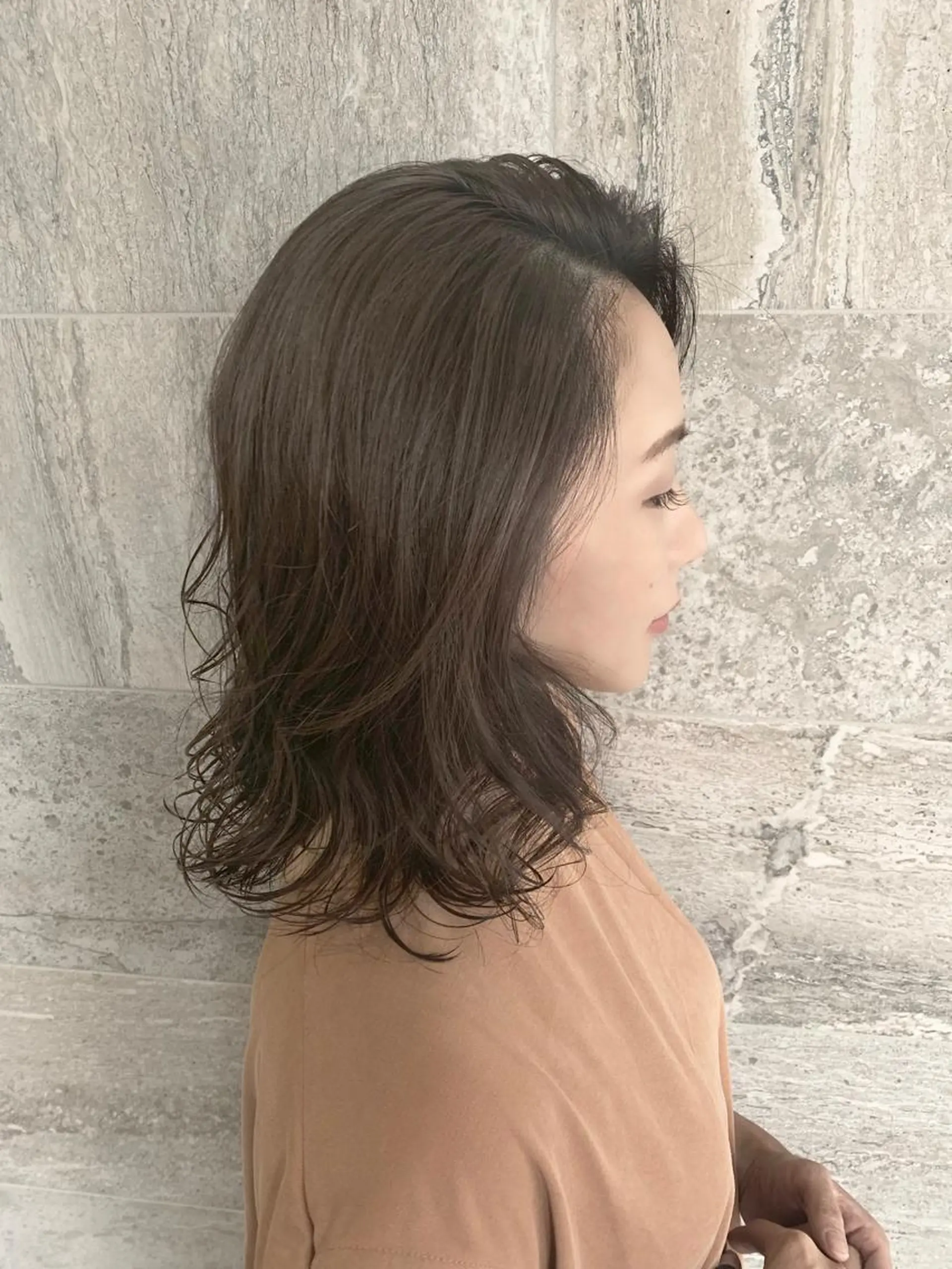 セミロング カラー パーマ オチ ハナのヘアスタイル