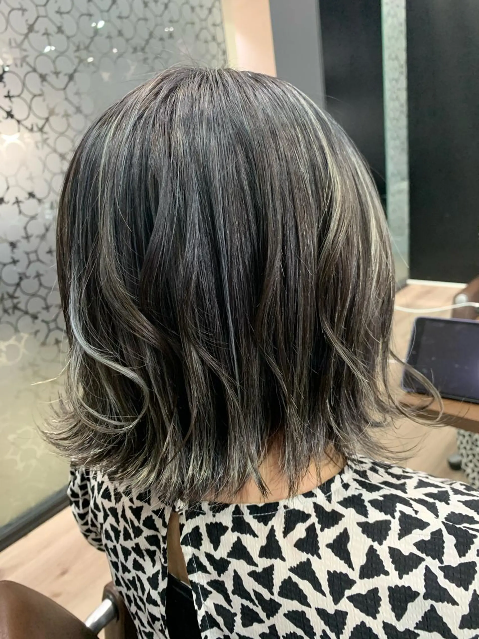 ミディアム カラー ハイライトカラー シルバー ハイライト たなか りなのヘアスタイル