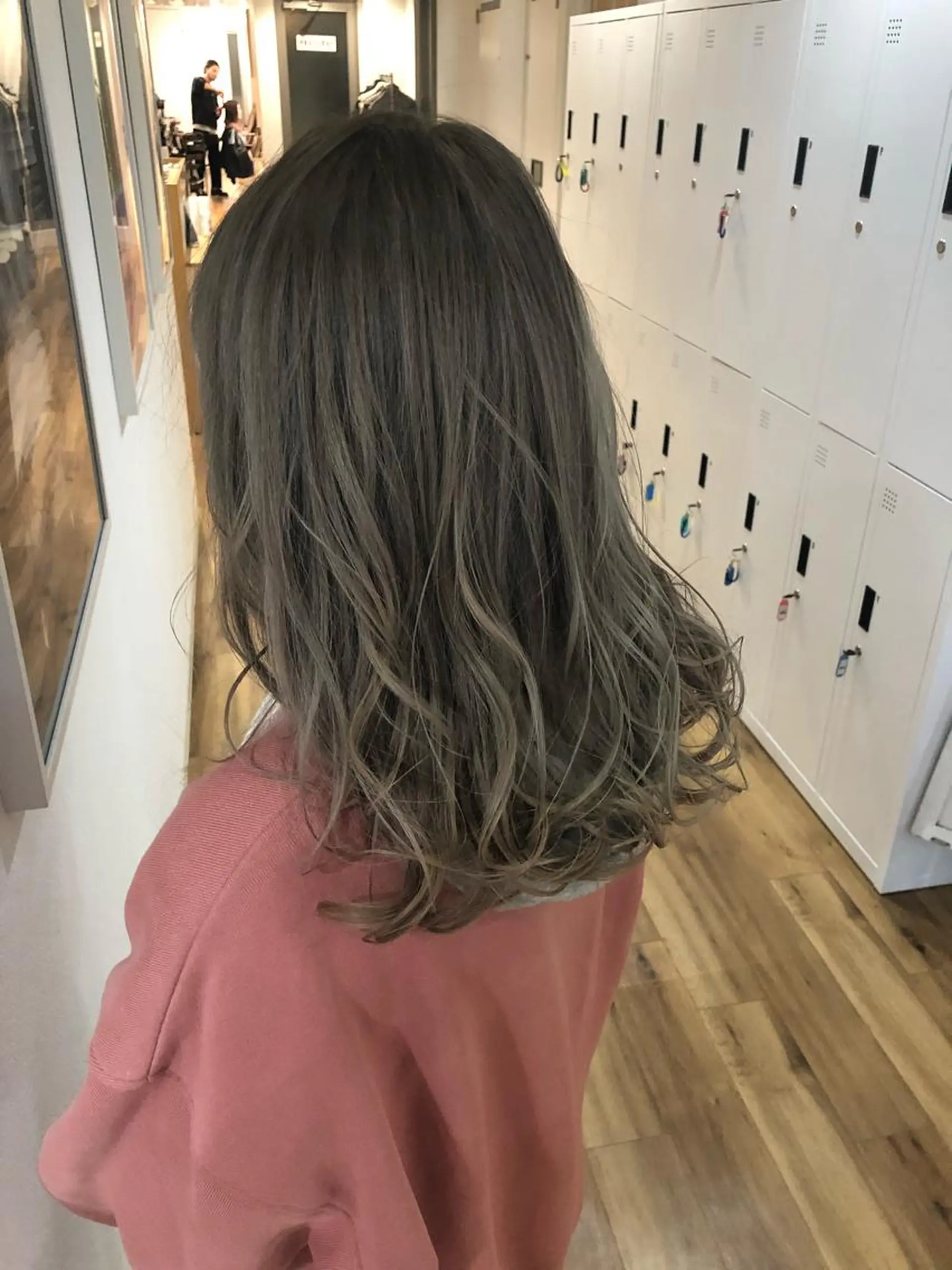 セミロング カラー ベージュカラー ミルキーベージュ カット ヘアカラー トリートメント ブリーチ特化 梅田本多翔のヘアスタイル