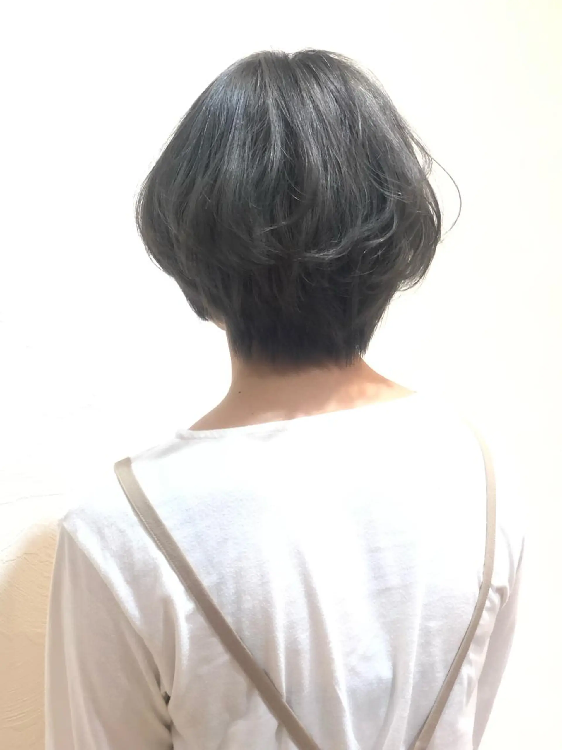 ショート カラー ブリーチ ハイトーンカラー ショートヘア 佐治 梨乃のヘアスタイル