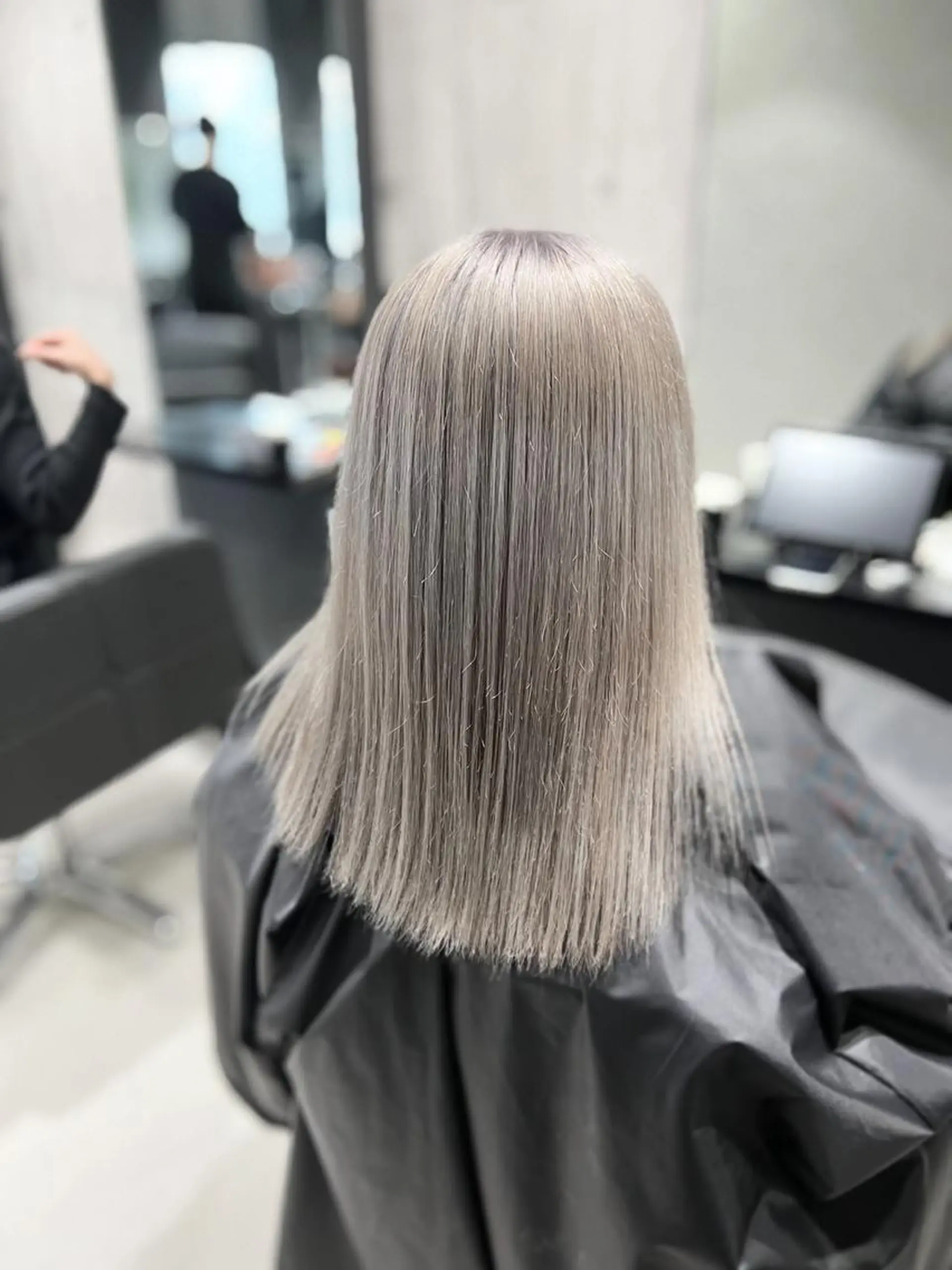 セミロング カラー ベージュカラー シルバー シルバーベージュ mimiiy梅田 中崎町ハイトーンのヘアスタイル