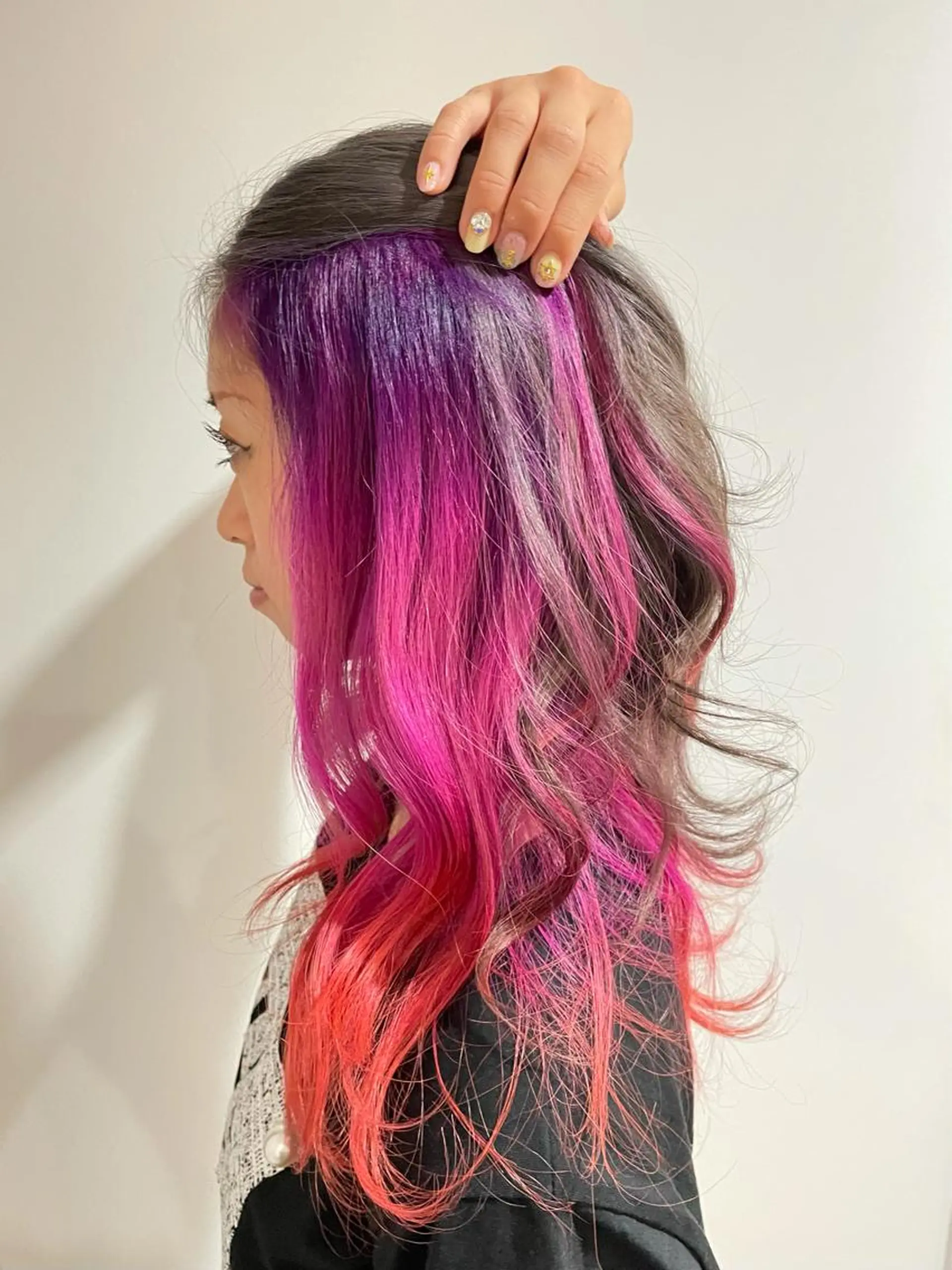 セミロング カラー ブリーチ ダークシルバー デザインカラー グラデーションカラー グレージュ Hiro ヒロのヘアスタイル