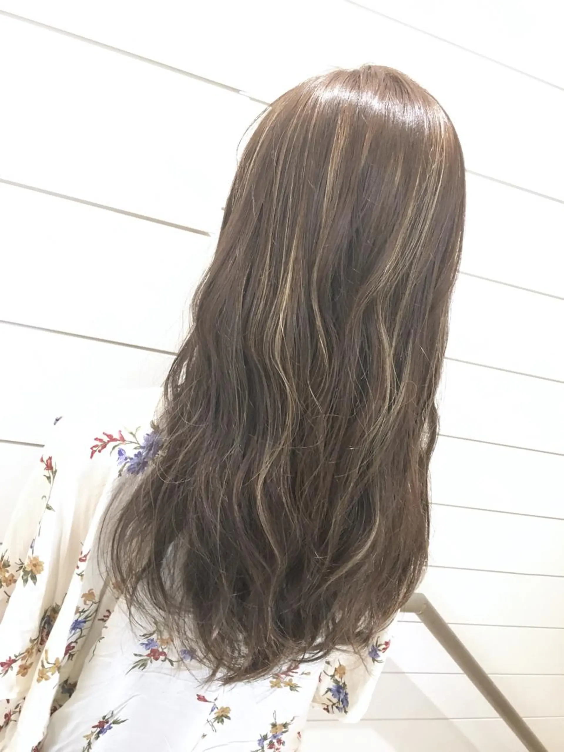 ロング カラー アッシュ アッシュグレー アッシュグレージュ グレージュ 鍵山 千秋のヘアスタイル
