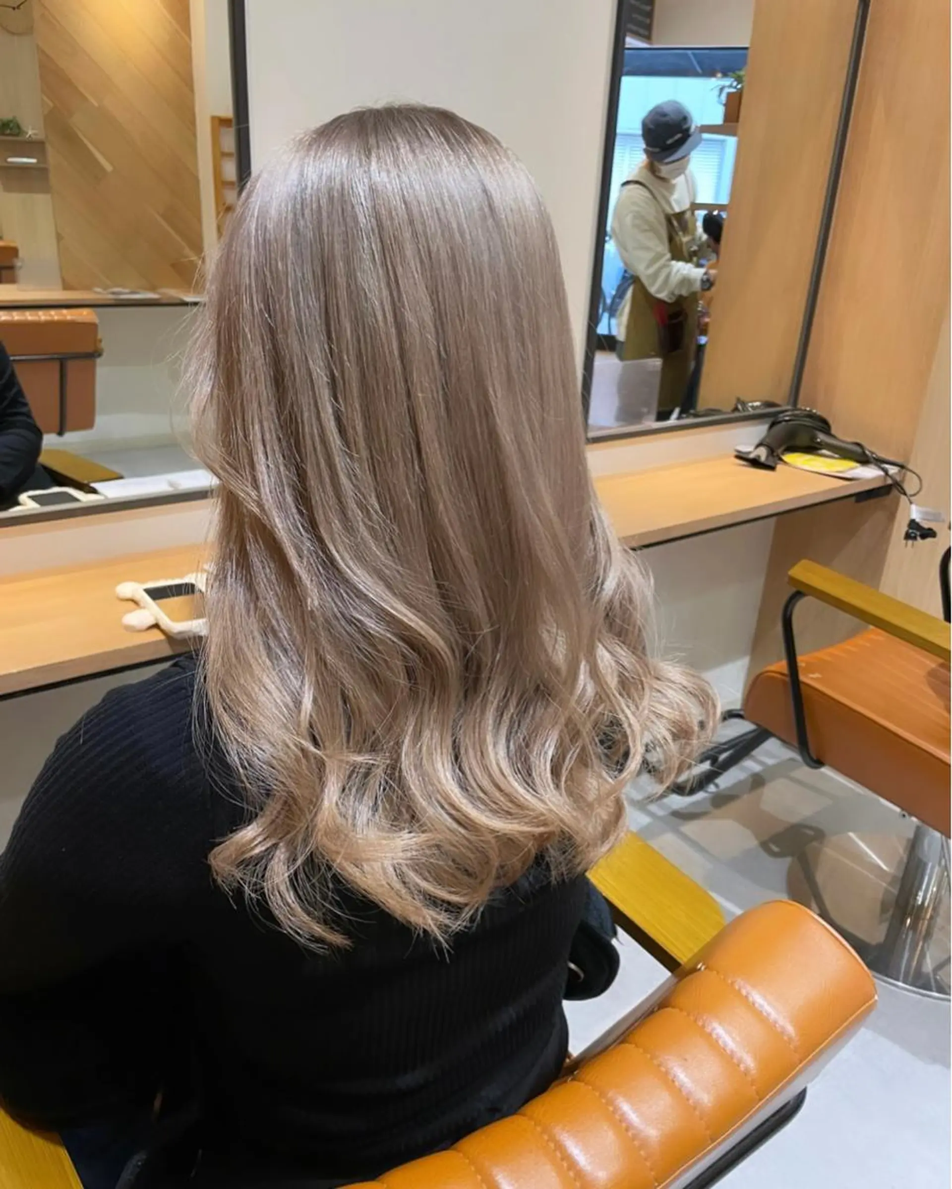 ロング カラー シモダ クルミのヘアスタイル