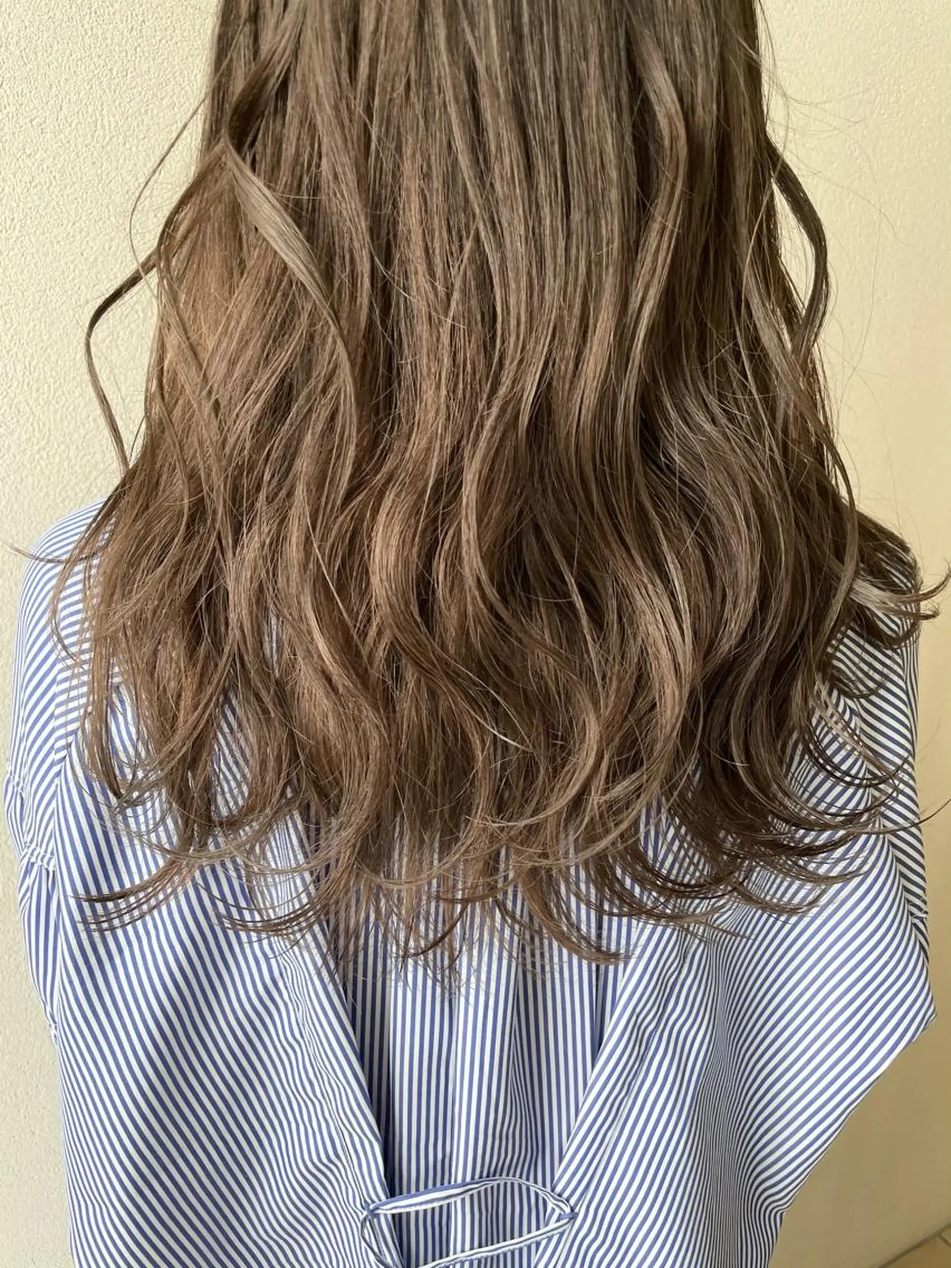 ロング カラー ベージュカラー ブリーチ 透明感カラー ミルクティーベージュ 沢田 瞳のヘアスタイル