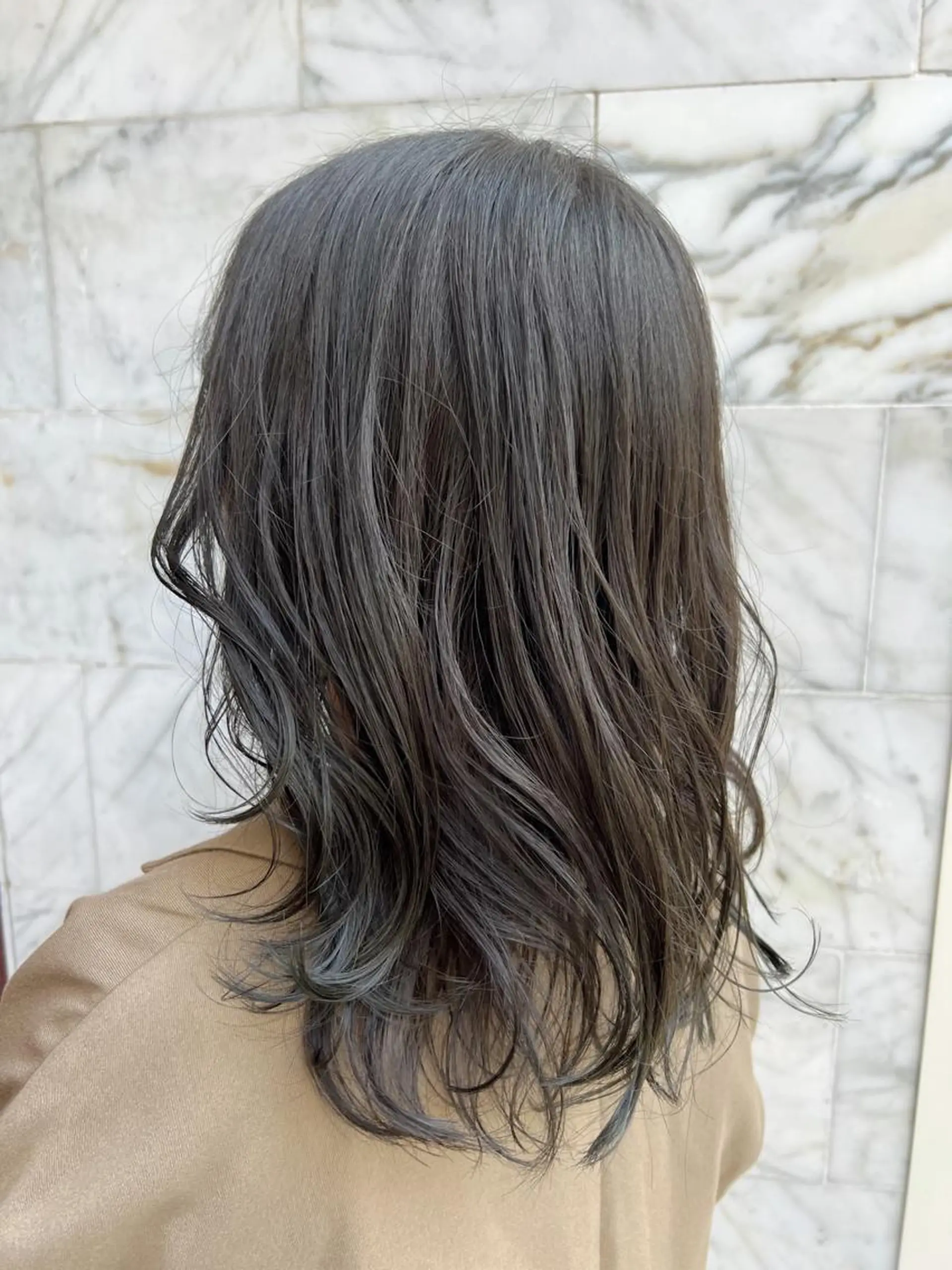 ミディアム カラー ヘアアレンジ グレージュ オリーブグレージュ オリーブグレー 暗髪カラー🫐パーマ おくだりんかのヘアスタイル