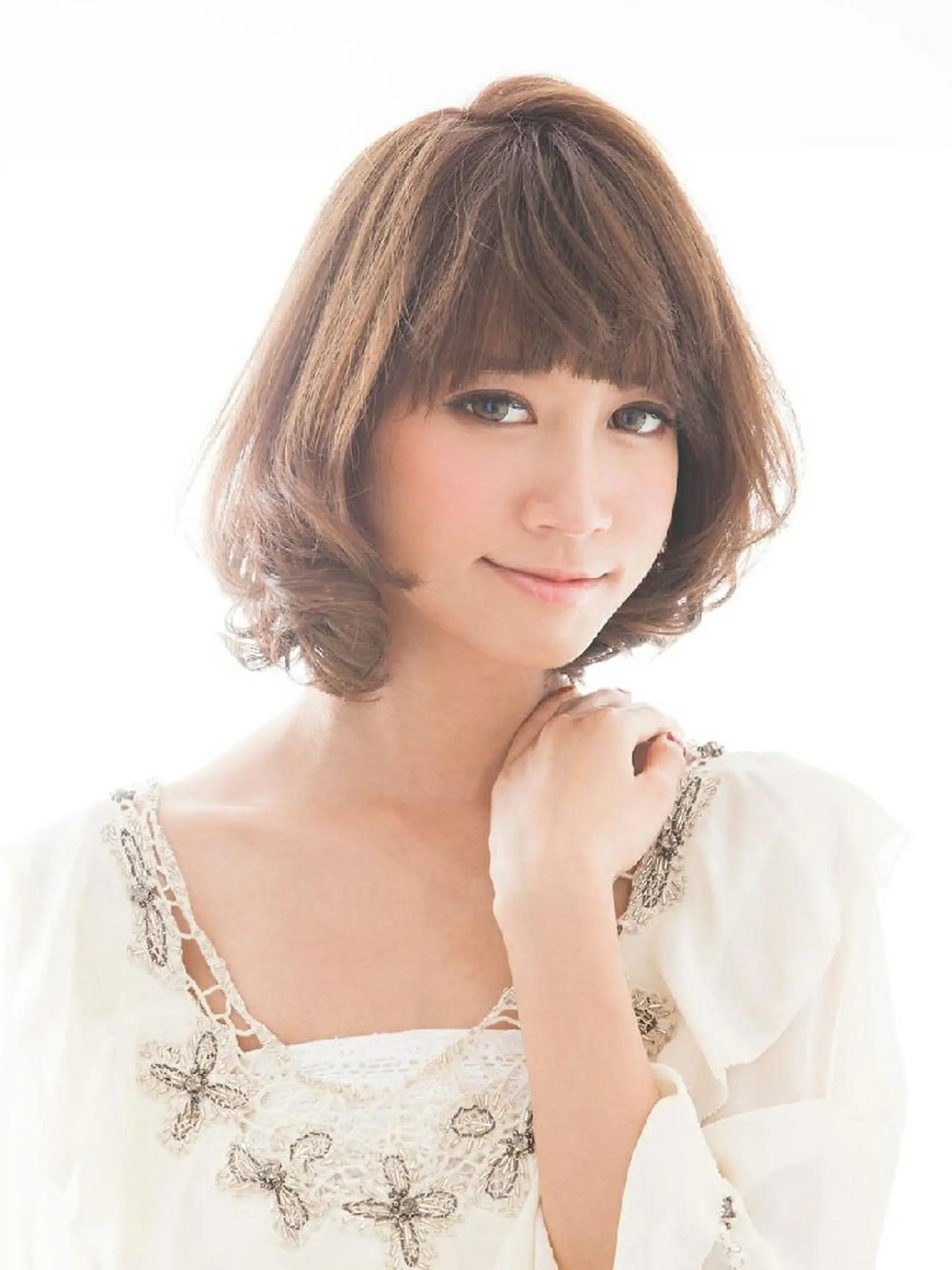 ショート カラー アッシュ ベージュカラー 小顔カット ヘアカラー 山田 周のヘアスタイル