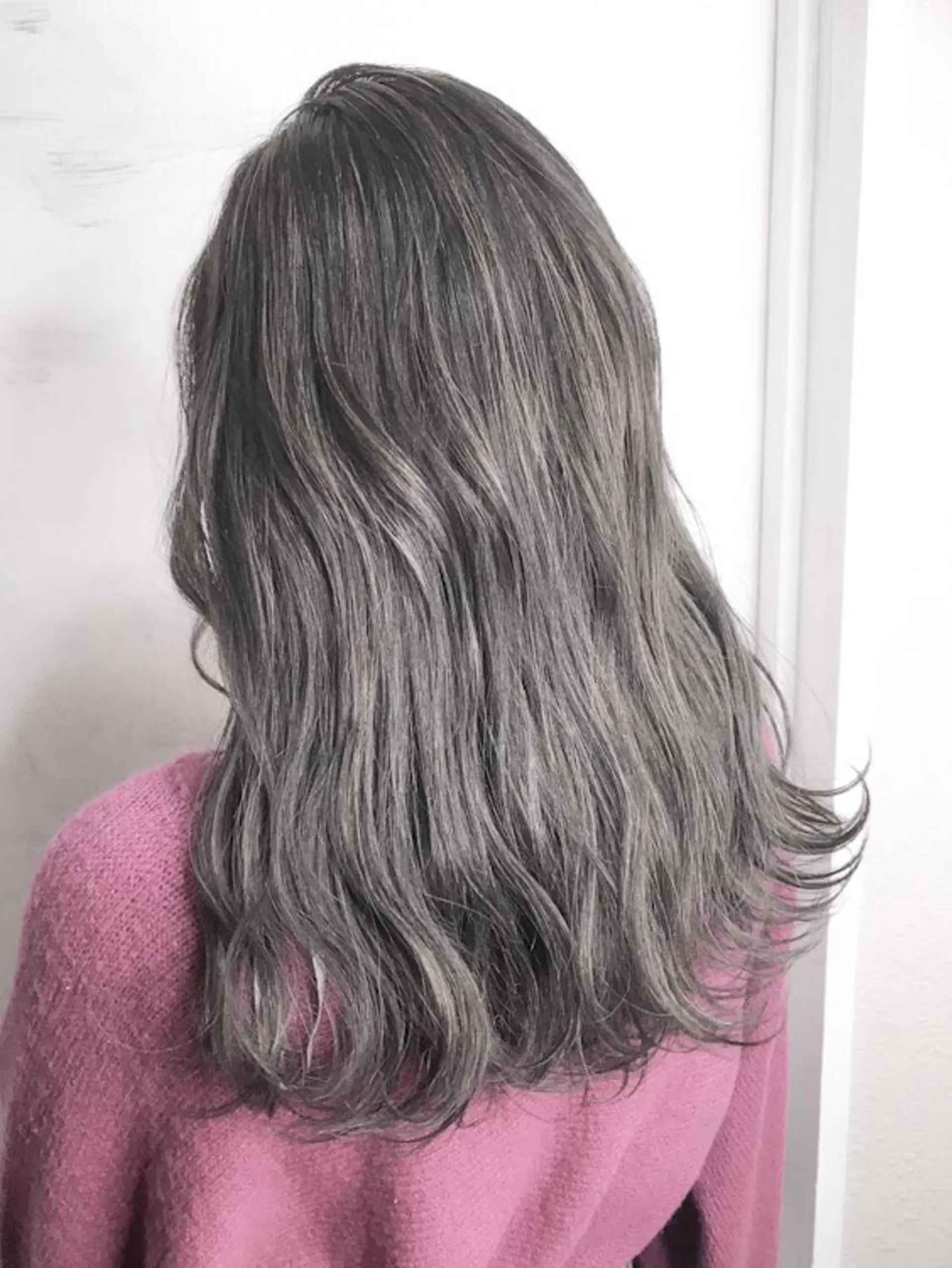 ミディアム カラー ハイライトカラー シルバー ハイライト ヘアカラー BOX mico.のヘアスタイル