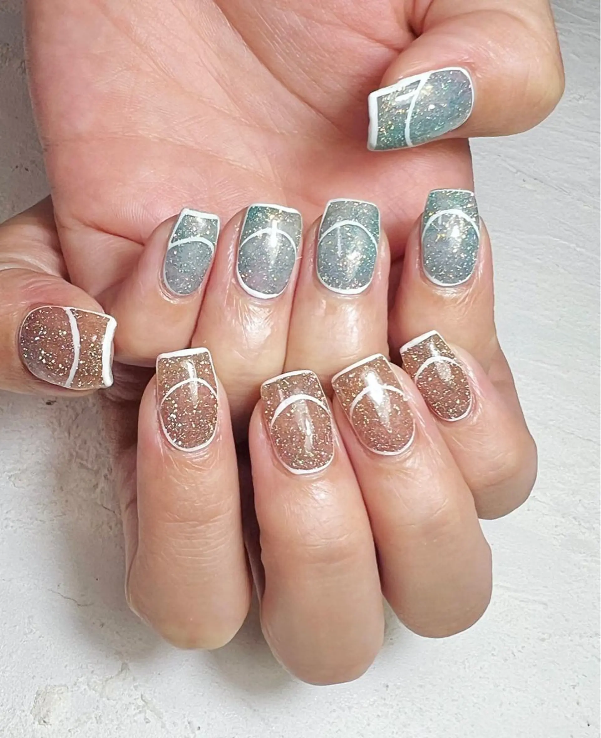 ネイル フラッシュネイル フレンチネイル ラメ(グリッター) 夏ネイル ホワイト ハンドネイル ✾ NailRoom Latina🌻💓のネイルデザイン