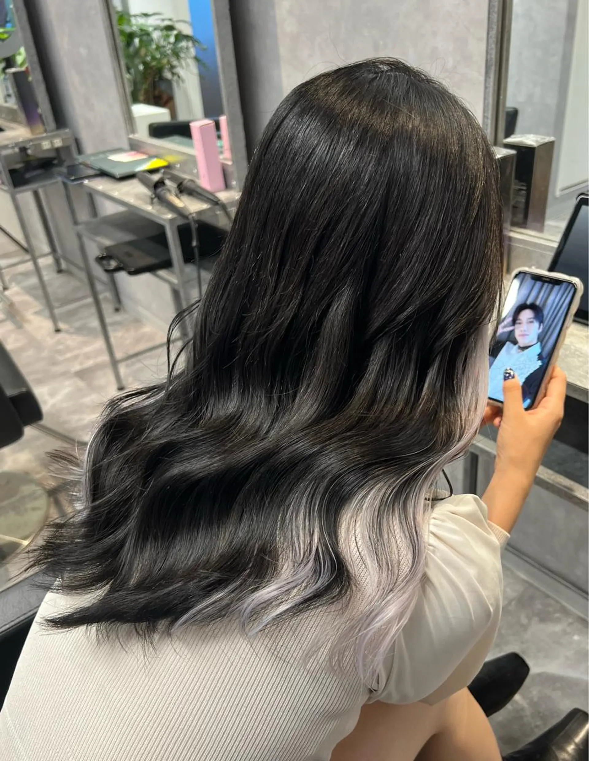 セミロング カラー ヘアアレンジ ベージュカラー ブリーチ ダブルカラー ミルクティーベージュ ヨシンモリ hiiko顔まわり カットのヘアスタイル