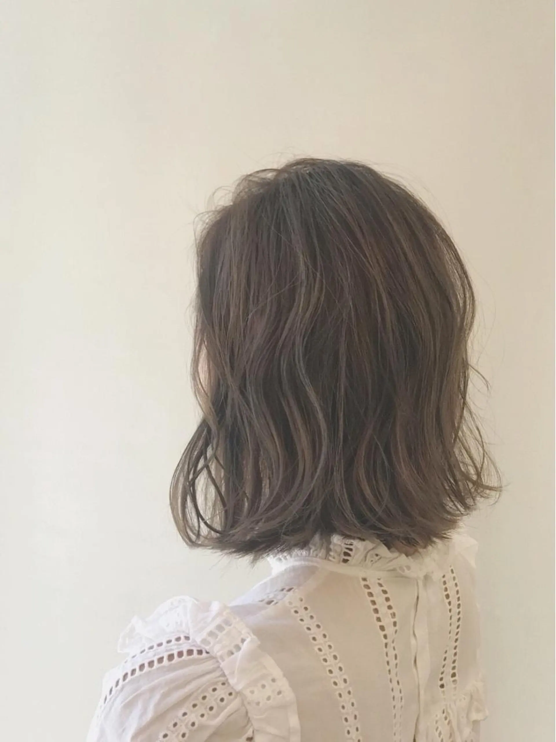 ミディアム カラー ベージュカラー ぱつっとボブ/ 小野あかねのヘアスタイル