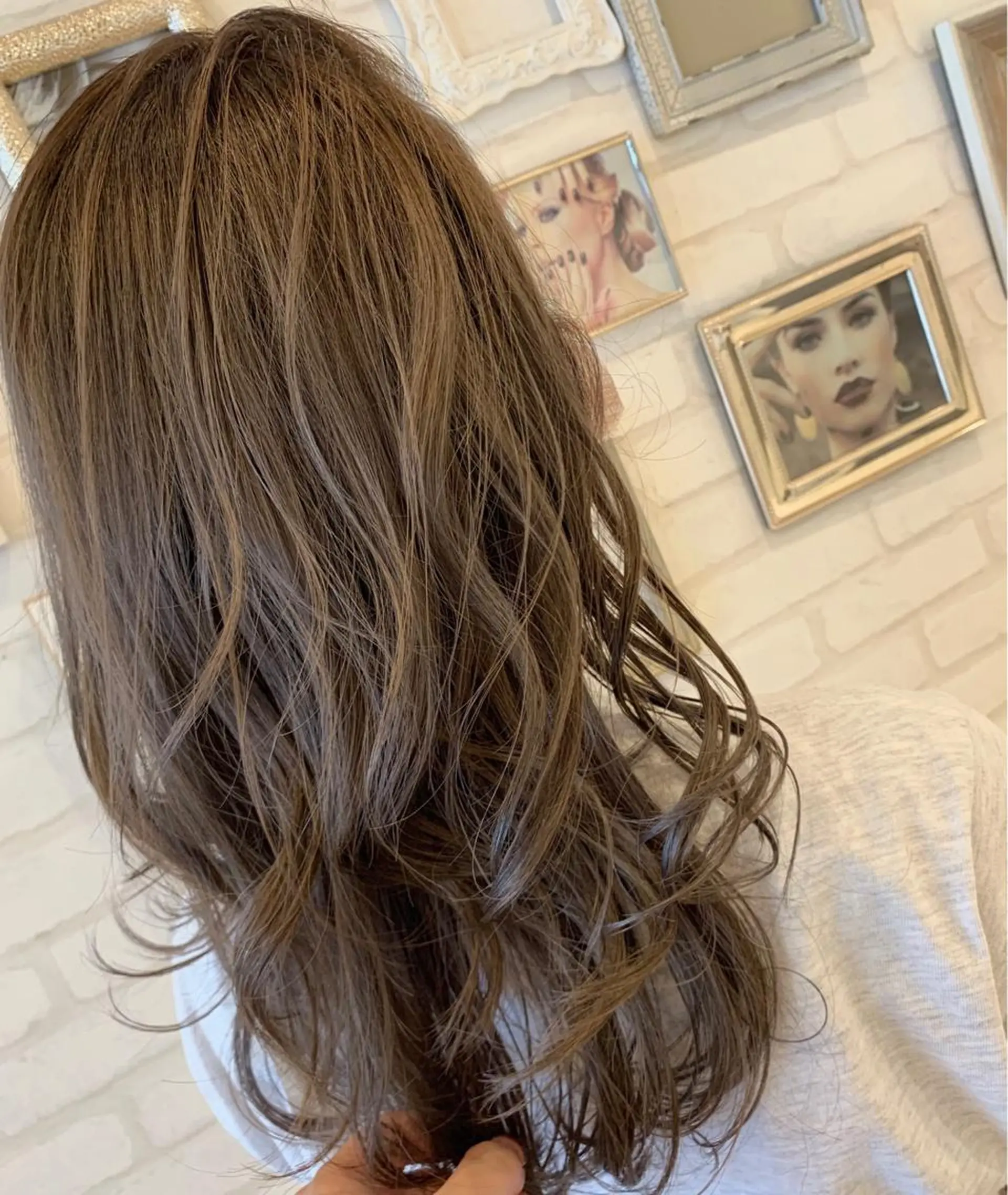 セミロング カラー ブリーチ グレージュ ハイライトカラー シルバー シルバーグレージュ Gain Nanamiのエステ・リラクイメージ