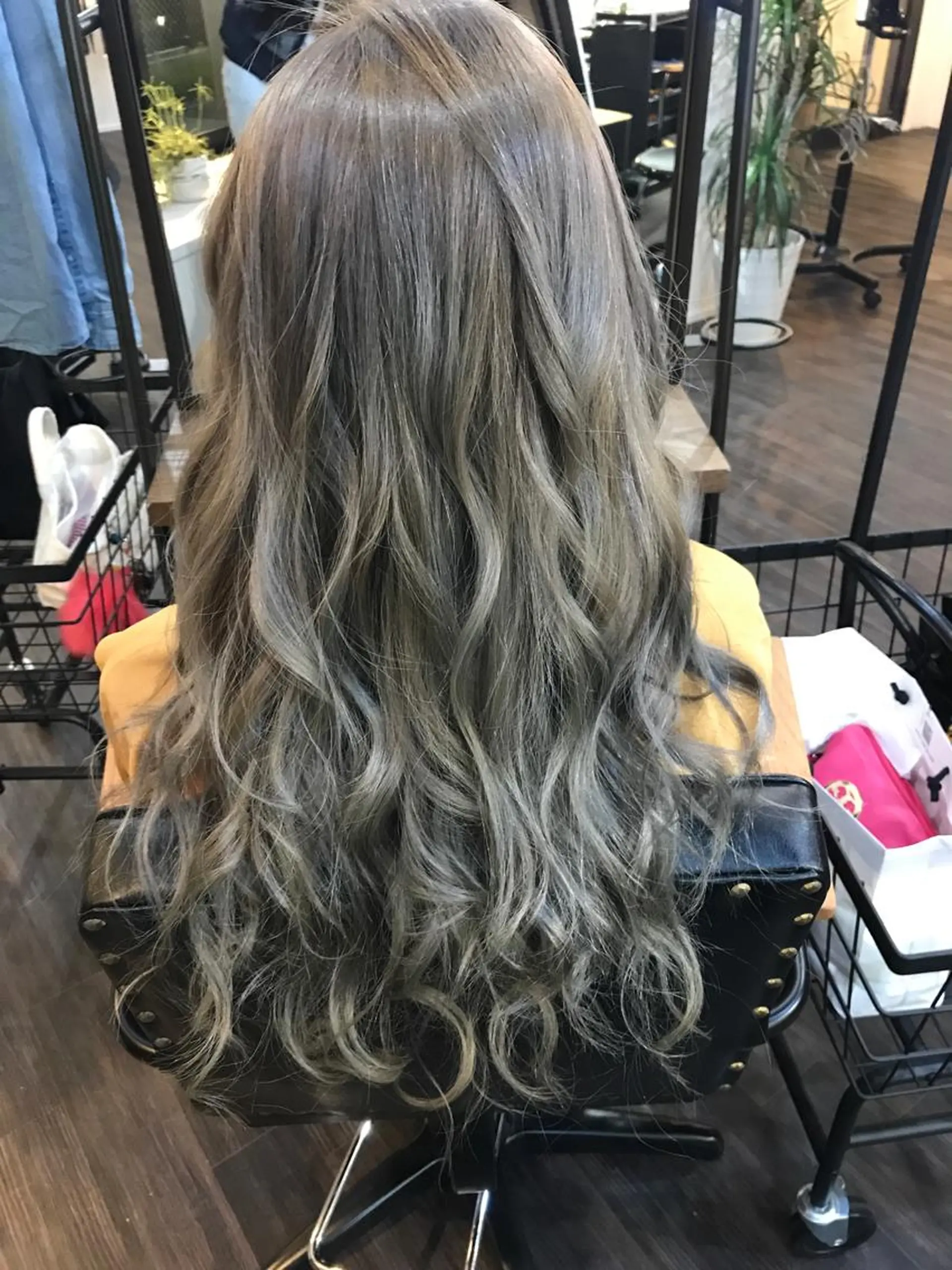 ロング カラー グレージュ WEST OLAND 安藤のヘアスタイル