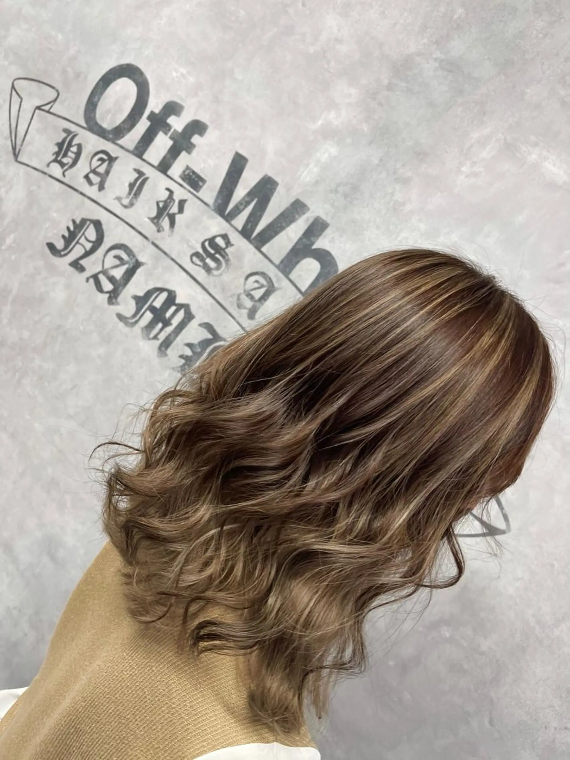 ロング カラー バレイヤージュ レイヤーカット ヘアカラー オフホワイトアンドなんば所属・福西 洋斗のヘアスタイル