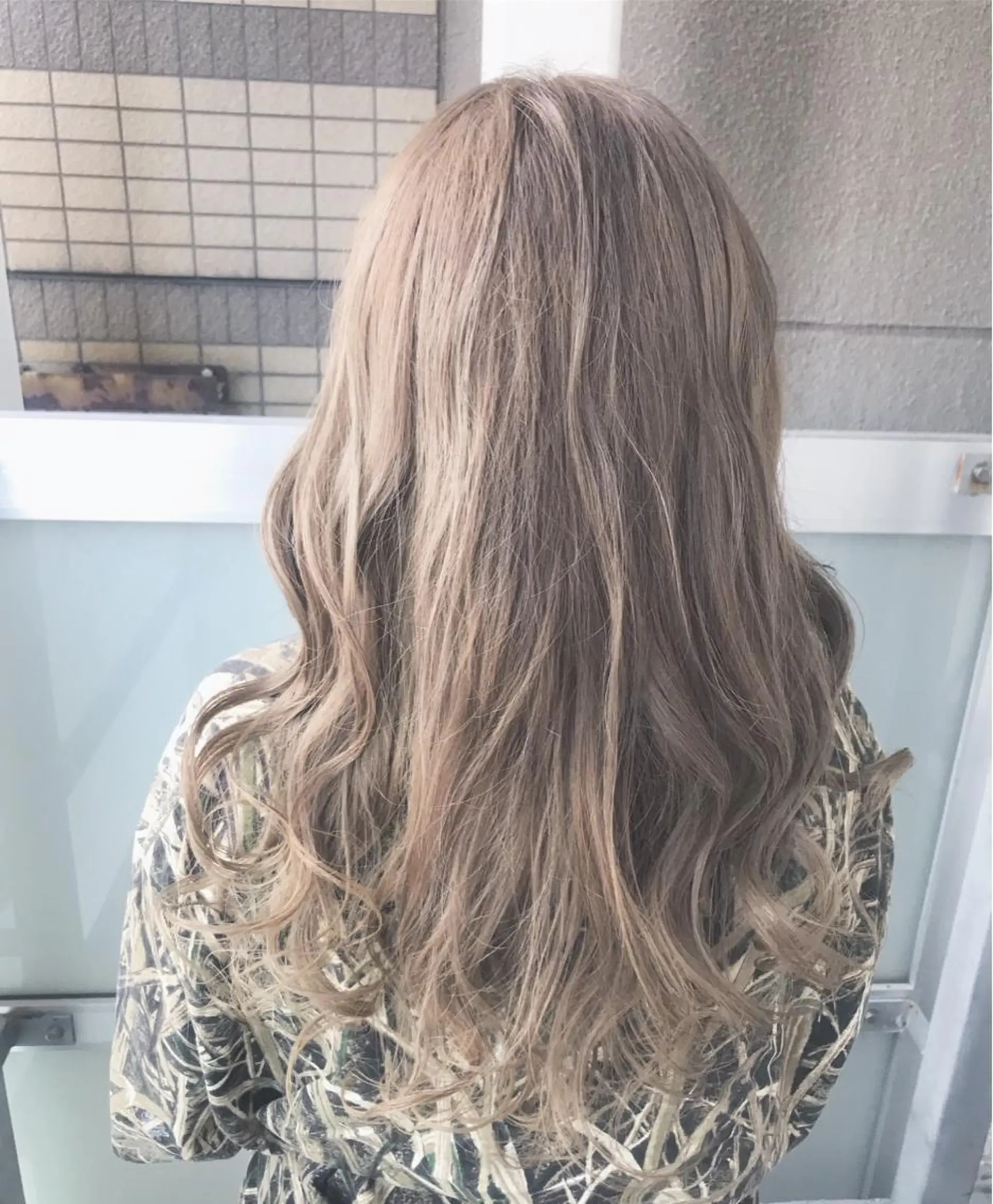 ロング カラー アッシュ ベージュカラー ブリーチ グレージュ 岩谷/ブリーチ 🪽透明感カラーのヘアスタイル