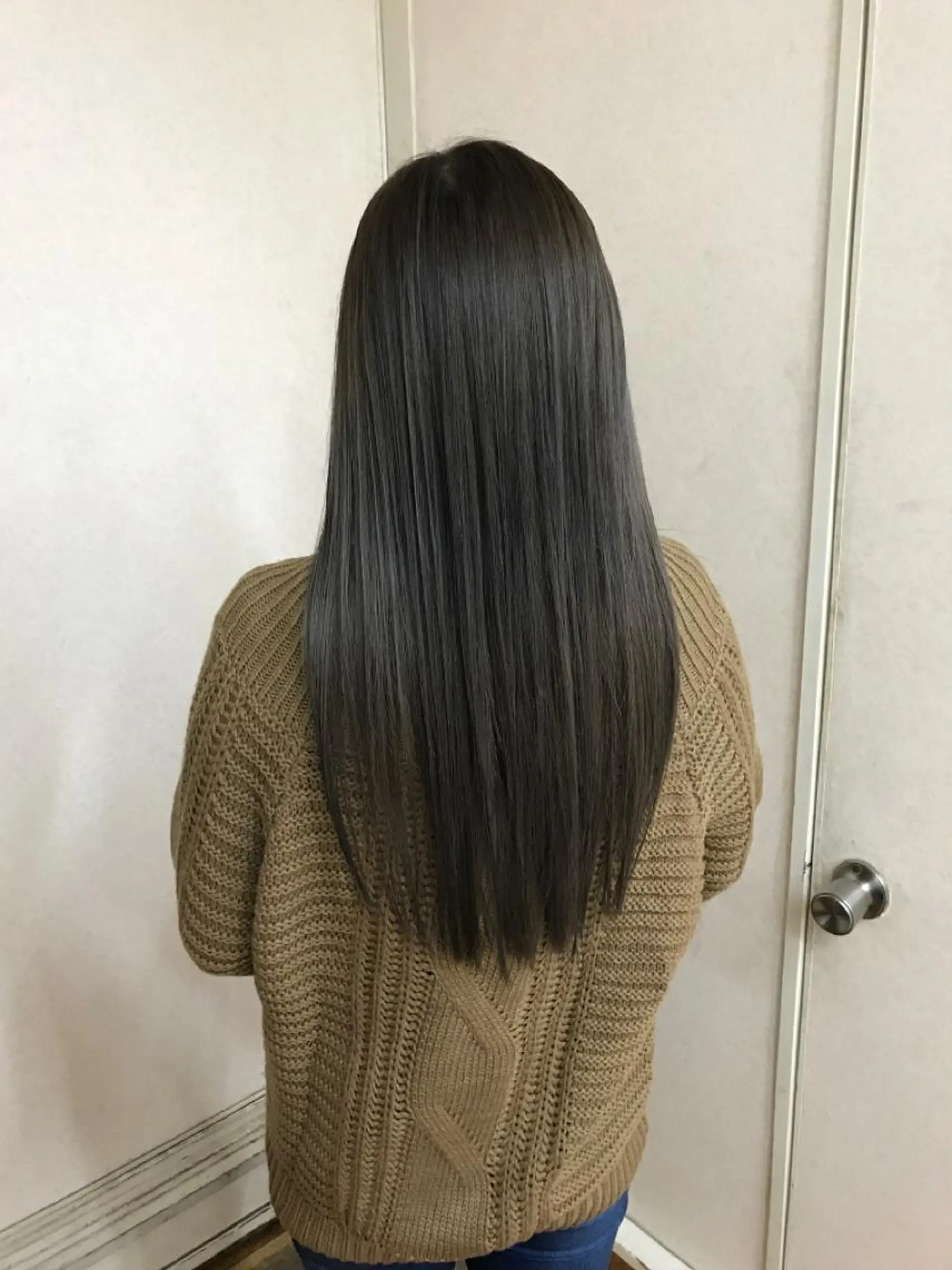 ロング カラー ネイル グレージュ ハイライトカラー シルバー シルバーグレージュ ハイライト ヘアカラー 三輪 太一のヘアスタイル