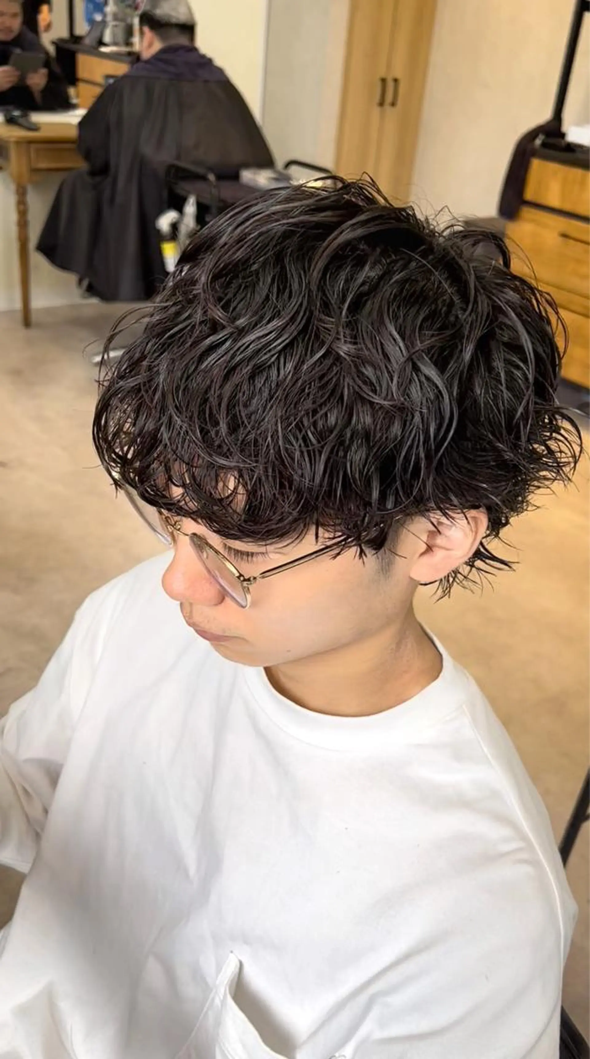 ミディアム パーマ メンズ ミディアムパーマ センターパート メンズハイライト マッシュ メンズパーマ カット パーマ トリートメント メンズStylist 山根慧のヘアスタイル