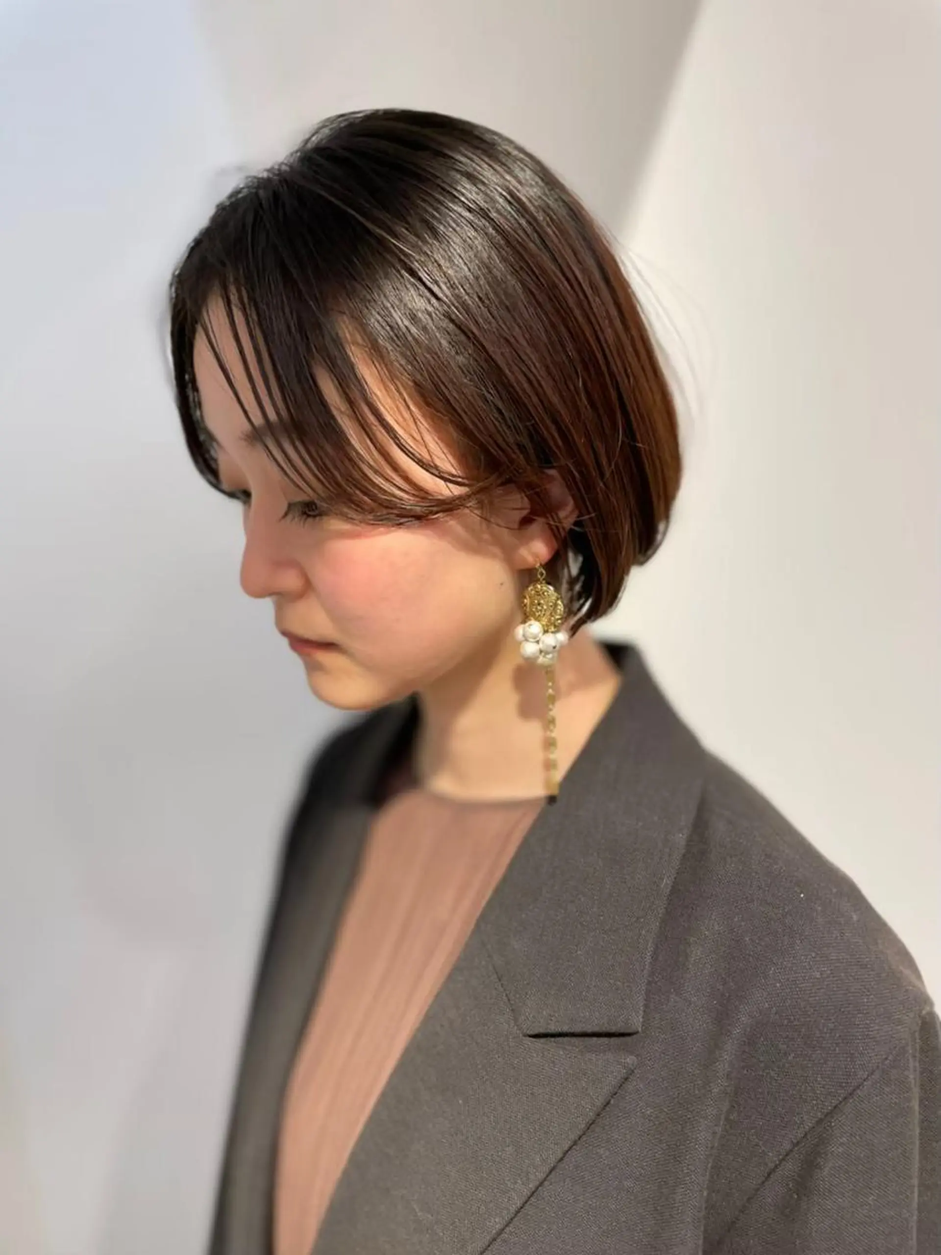 ショート カラー アディクシーカラー アッシュ ミストバング ブリーチ ブロンド カット トリートメント N° anfeel 渋谷🪞🫧のヘアスタイル