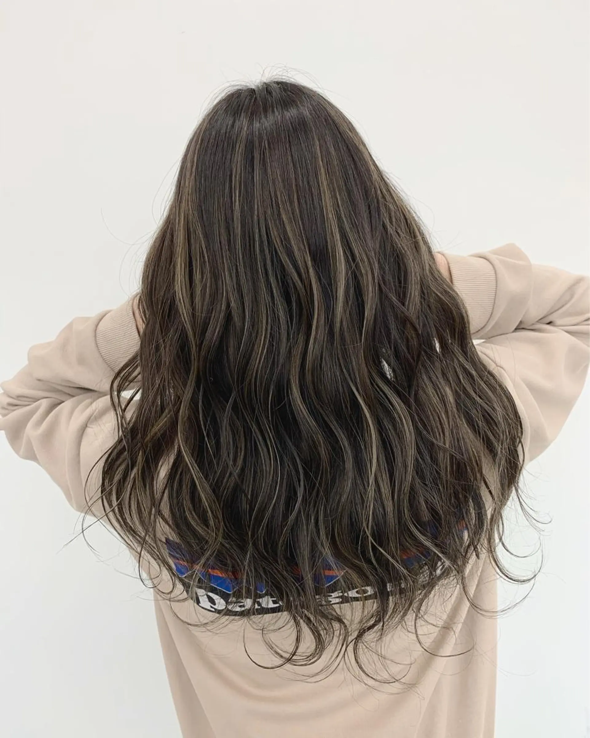 ロング ハイライト 山田 絵里菜のヘアスタイル