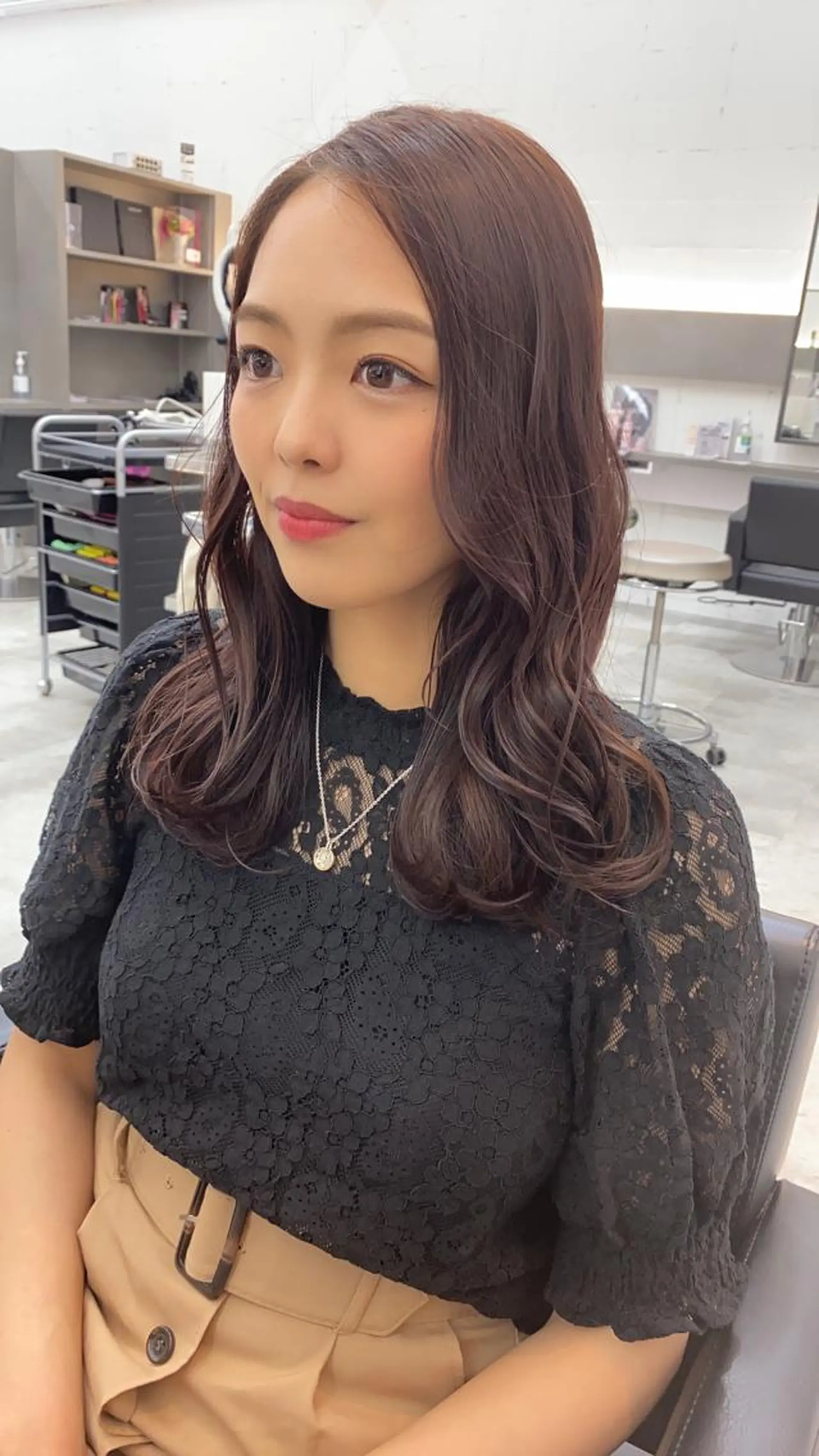 ミディアム カラー パーマ ヘアアレンジ メンズ キッズ ネイル マツエク・マツパ 韓国🇰🇷レイヤー カットオリーブカラーのヘアスタイル