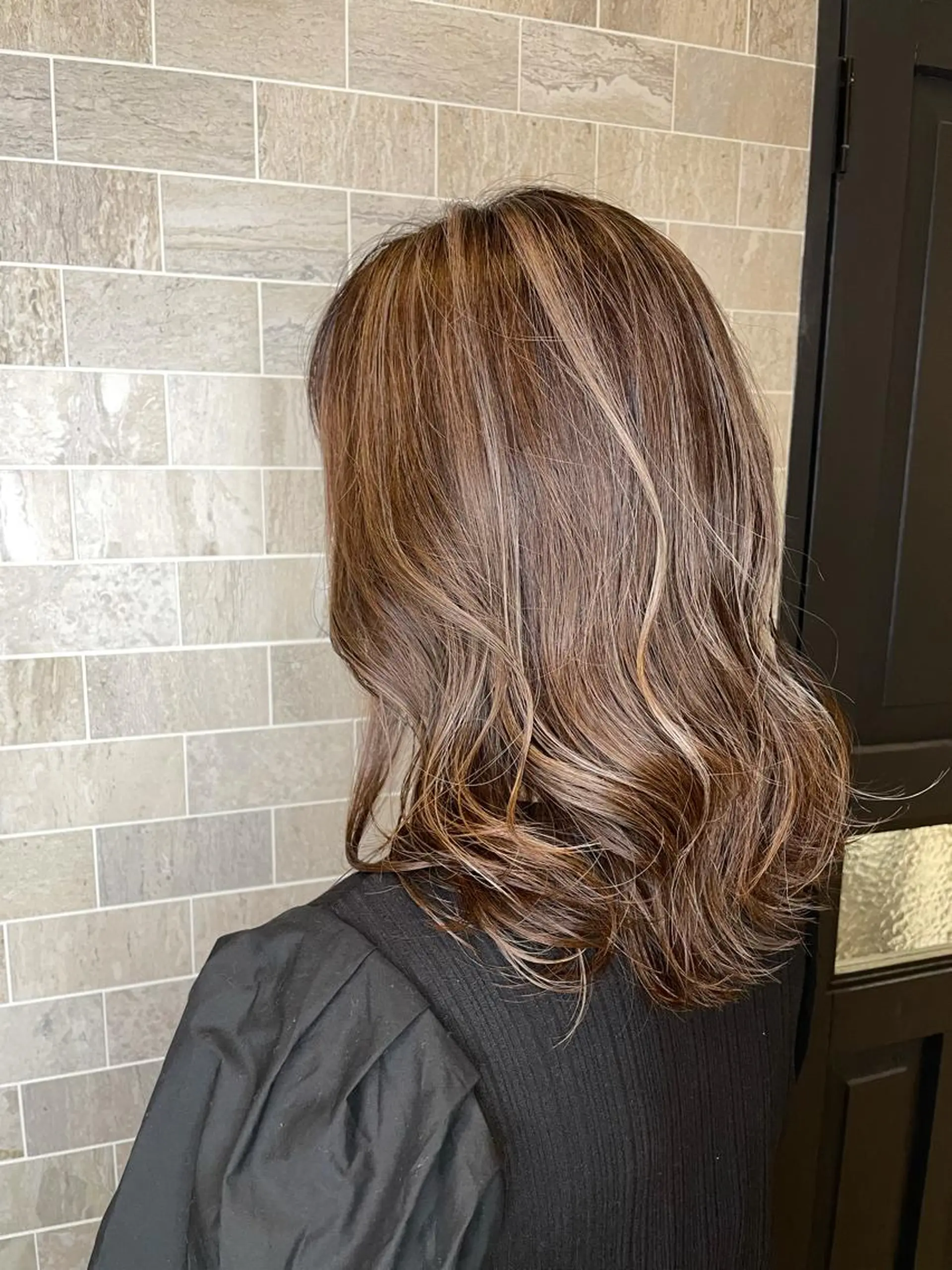 セミロング ヘアカラー ブリーチ毛矯正.髪質 改善.髪にドラマをのヘアスタイル