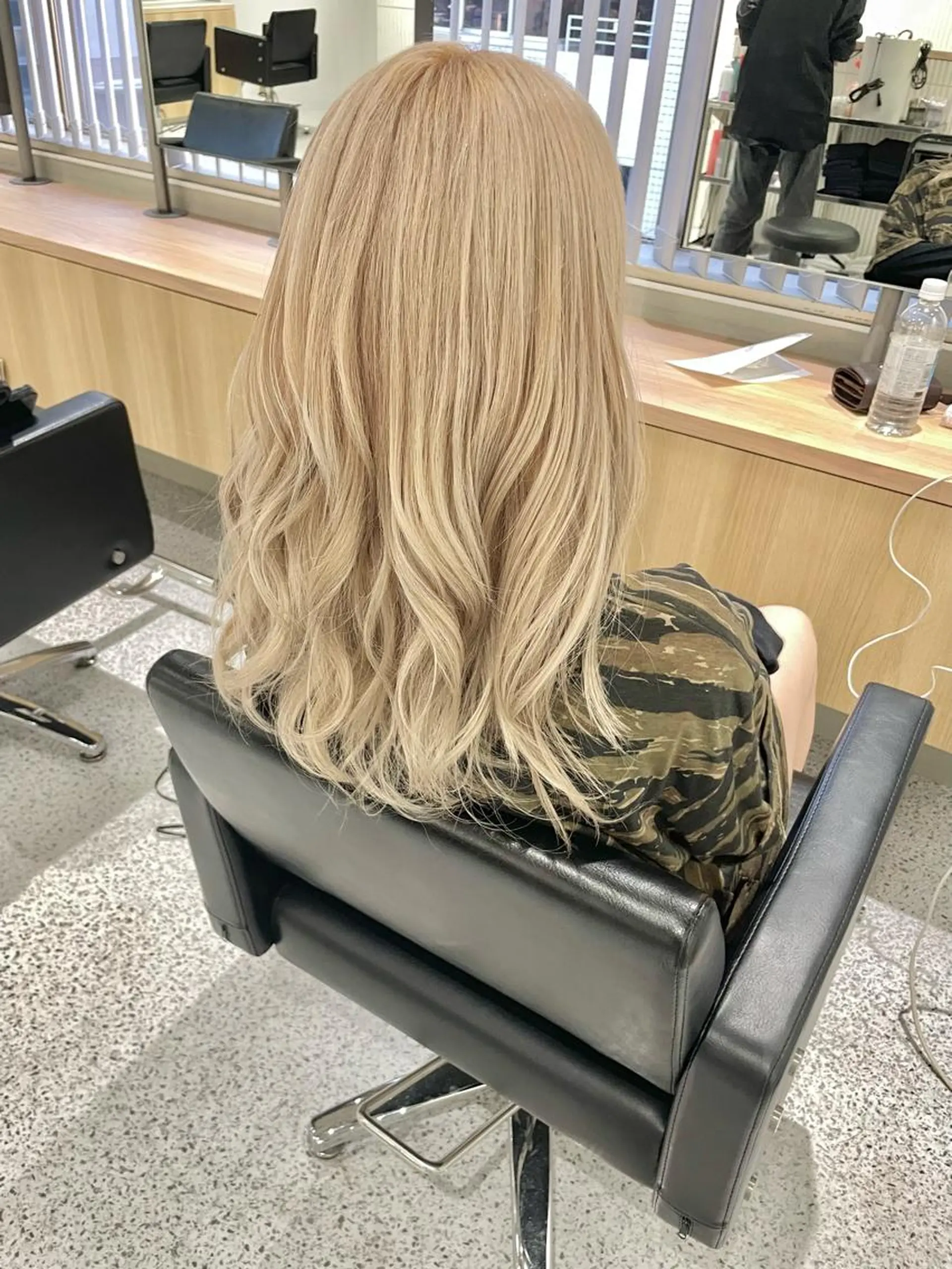 ロング カラー ブロンド ホワイトブロンド ブリーチ/ハイトーン 艶カラー/ユリナのヘアスタイル