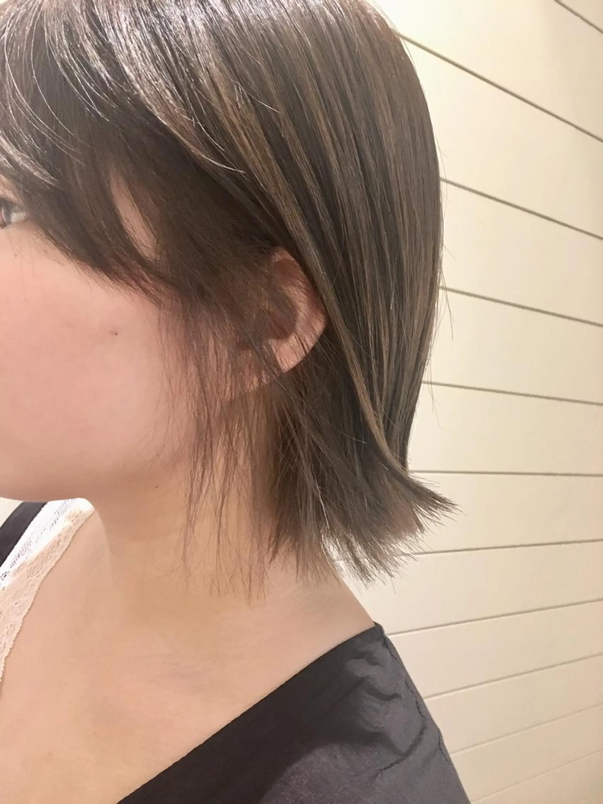 ショート カラー アッシュ ベージュカラー インナーカラー 鍵山 千秋のヘアスタイル