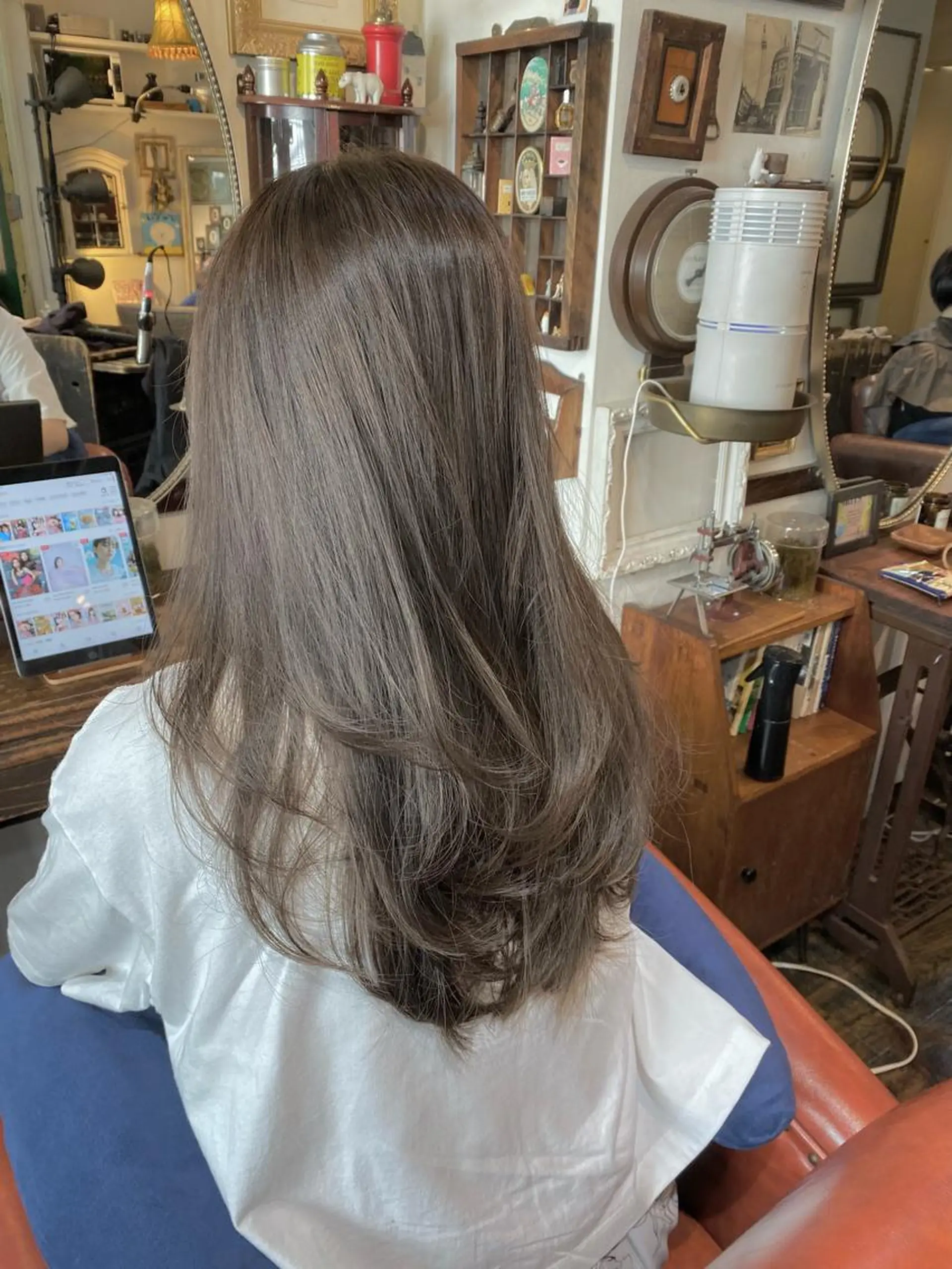 セミロング カラー ベージュカラー オリーブベージュ レイヤーカット カット ヘアカラー トリートメント AYANO ／レイヤー／オリーブのヘアスタイル