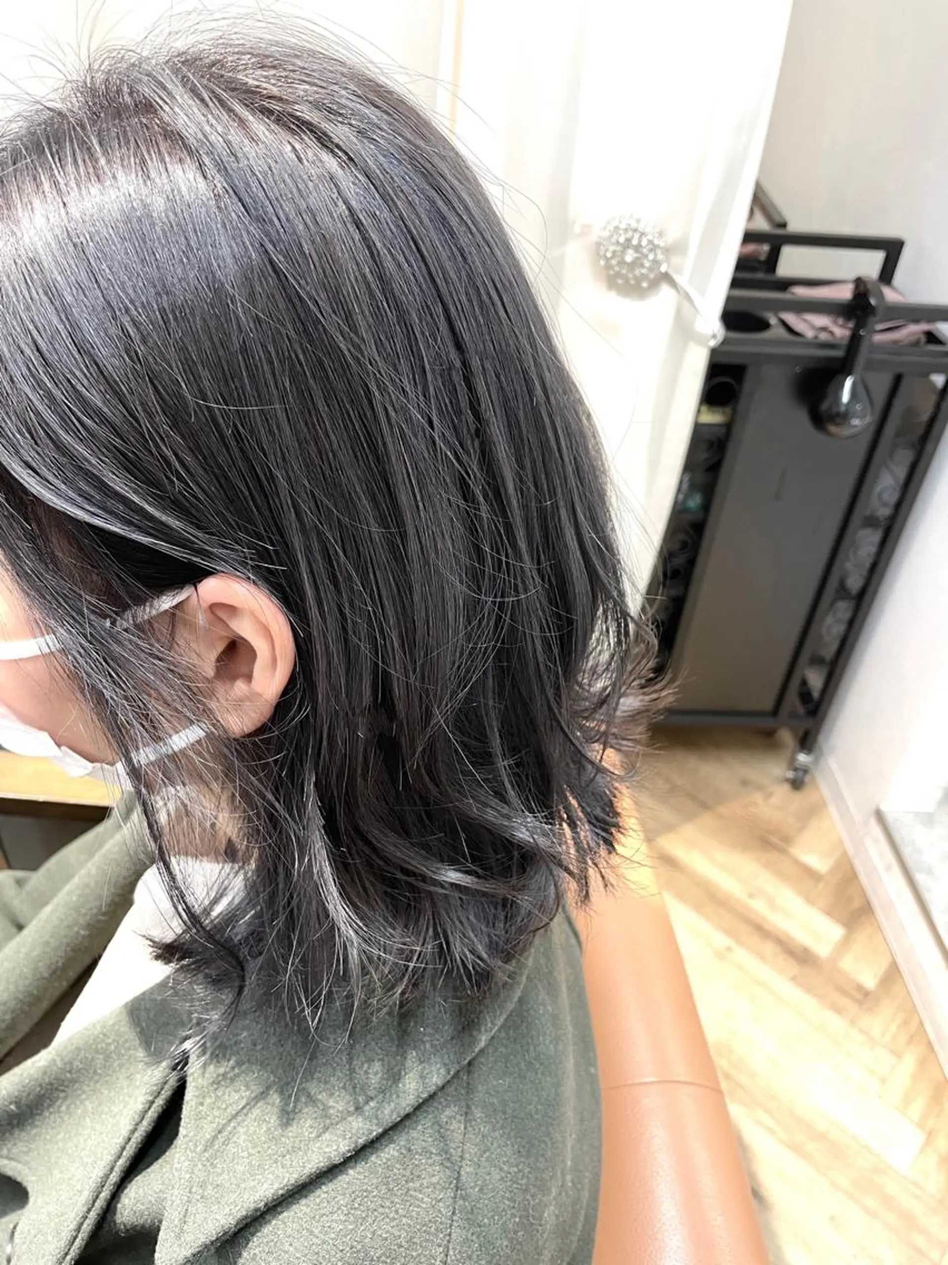 ミディアム カラー アッシュ シルバー シルバーアッシュ カット ヘアカラー トリートメント BEBE所属・ご新規様限定 透明感カラーKANAのヘアスタイル