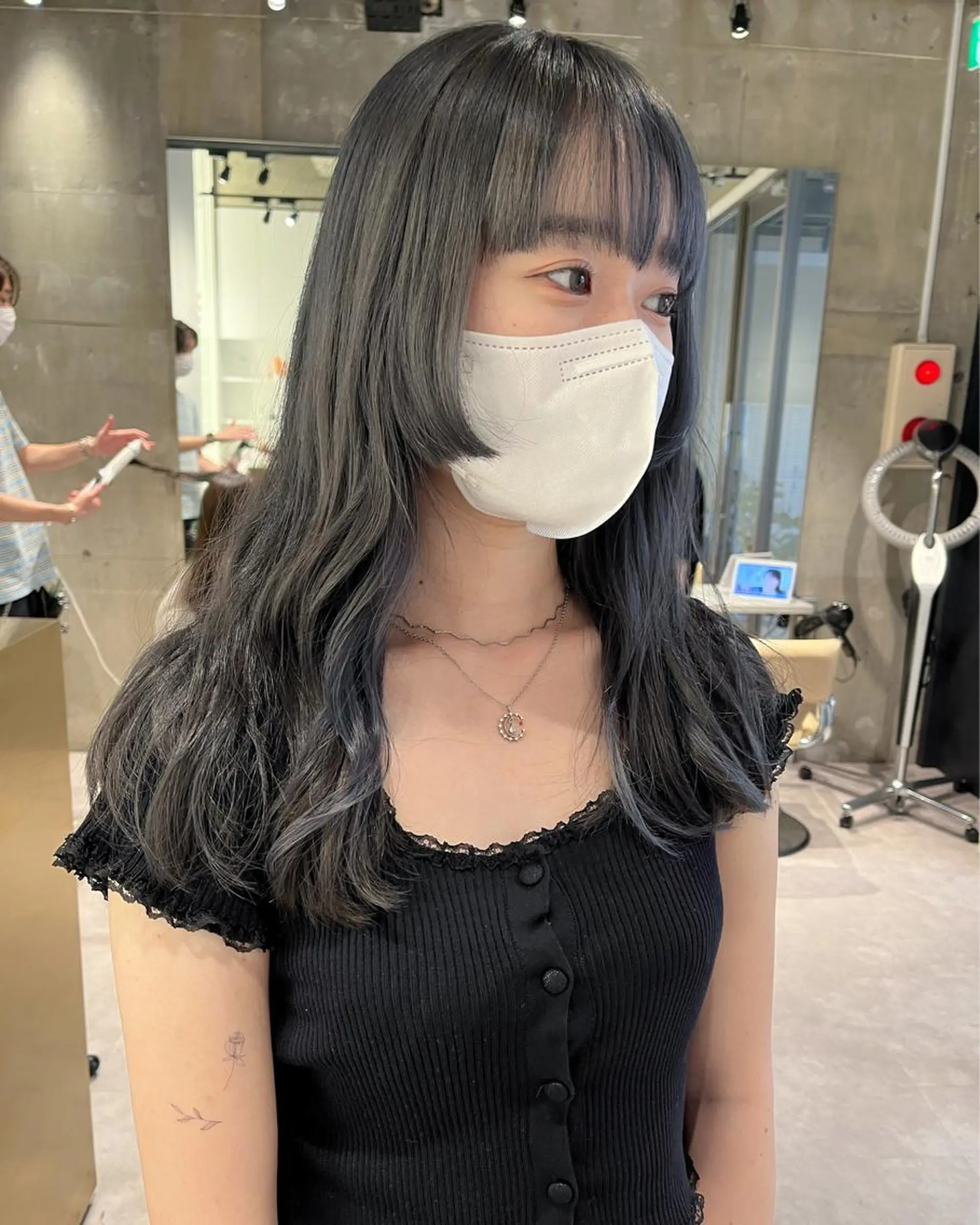 セミロング カラー ダークシルバー シルバー iLi 《イリ》のヘアスタイル