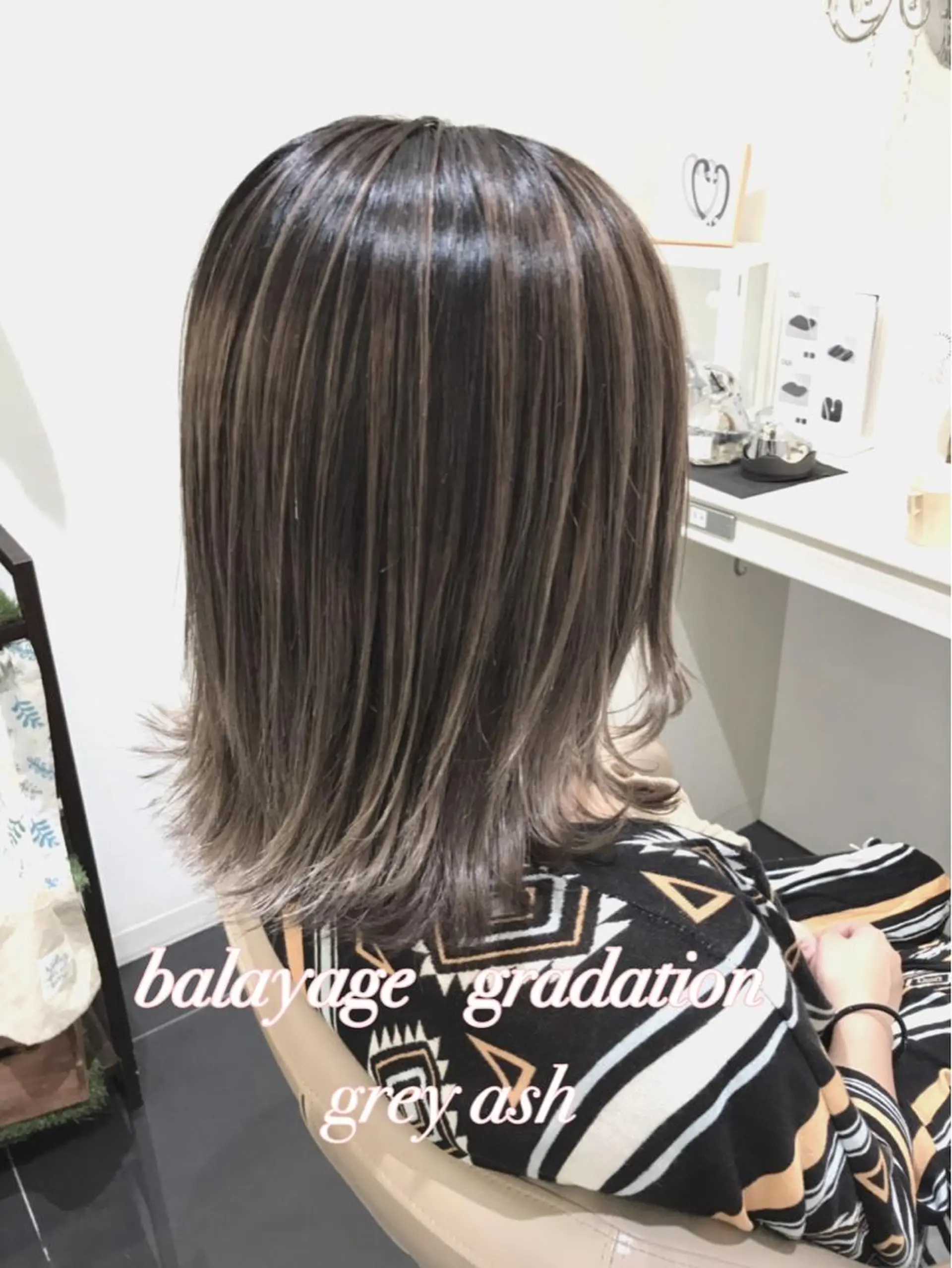 ショート カラー アッシュ バレイヤージュ グラデーションカラー レイヤーカット カット ヘアカラー 山崎俊輔/髪質改善 /バレイヤージュのヘアスタイル