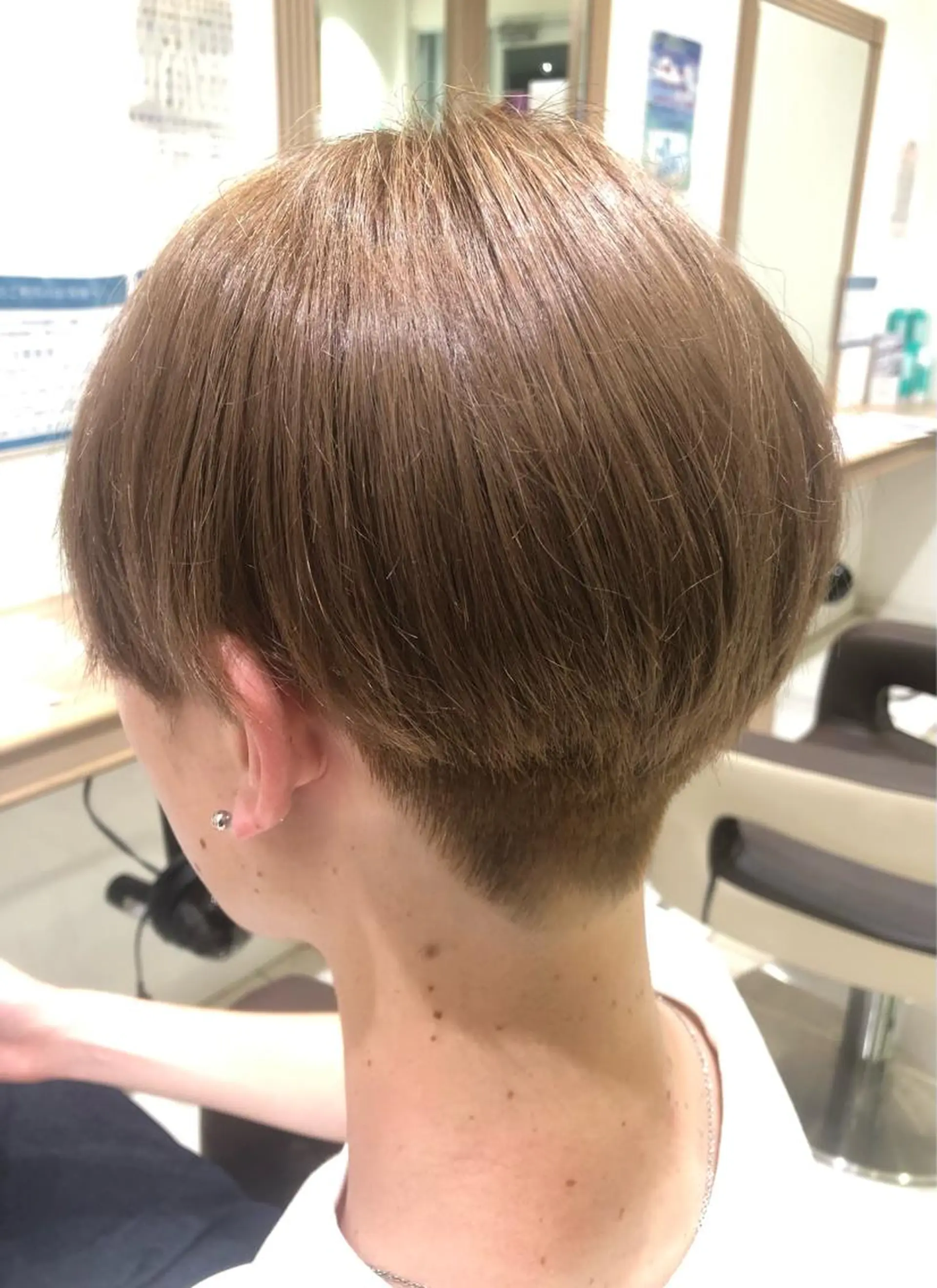 カラー メンズ メンズブリーチ ベージュカラー ブリーチ ミルクティーベージュ カット ヘアカラー 侑🌈特価 映える店内でカット✨のヘアスタイル