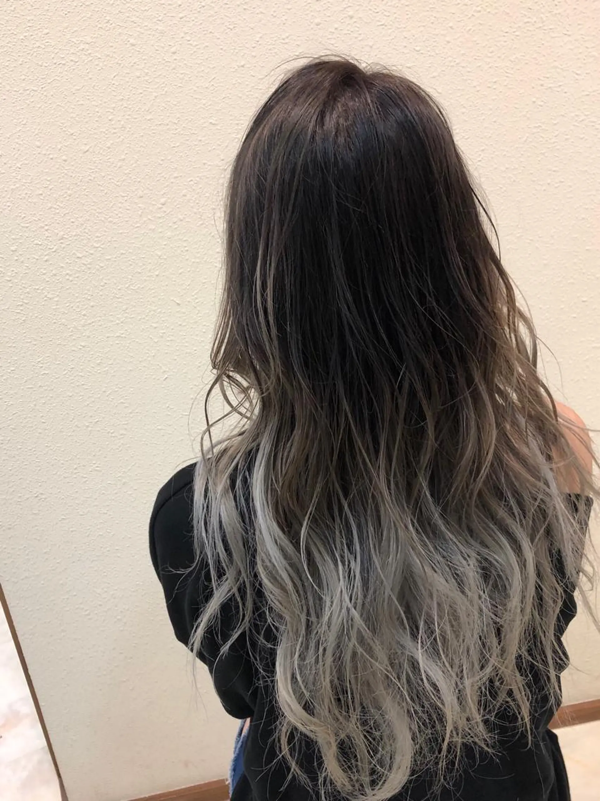 ロング カラー グラデーションカラー シルバー coeur所属・中川 茜里のヘアスタイル