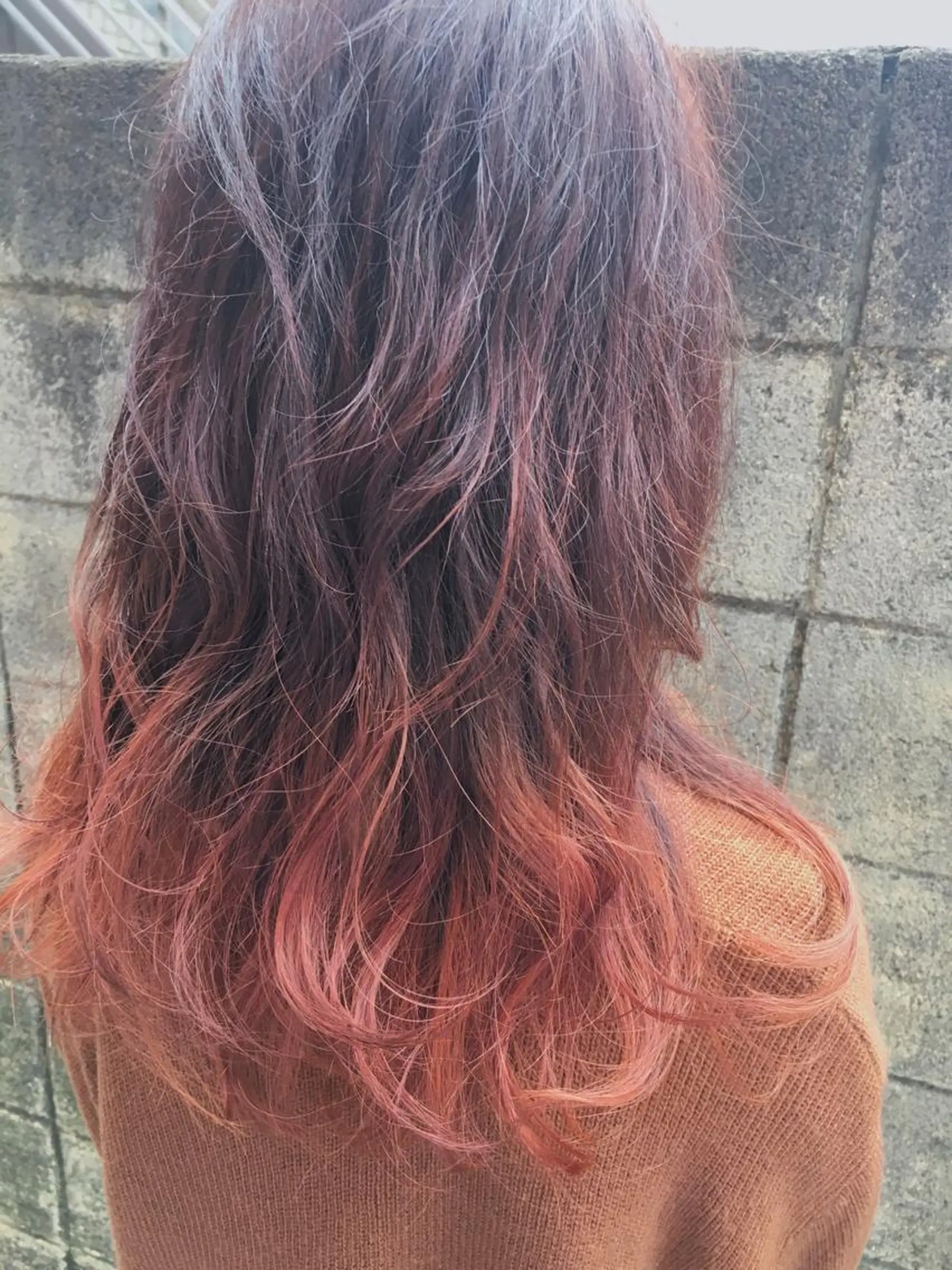 セミロング カラー パーマ グラデーションカラー ピンクカラー 髪質改善、エクステ 山口卓哉のヘアスタイル