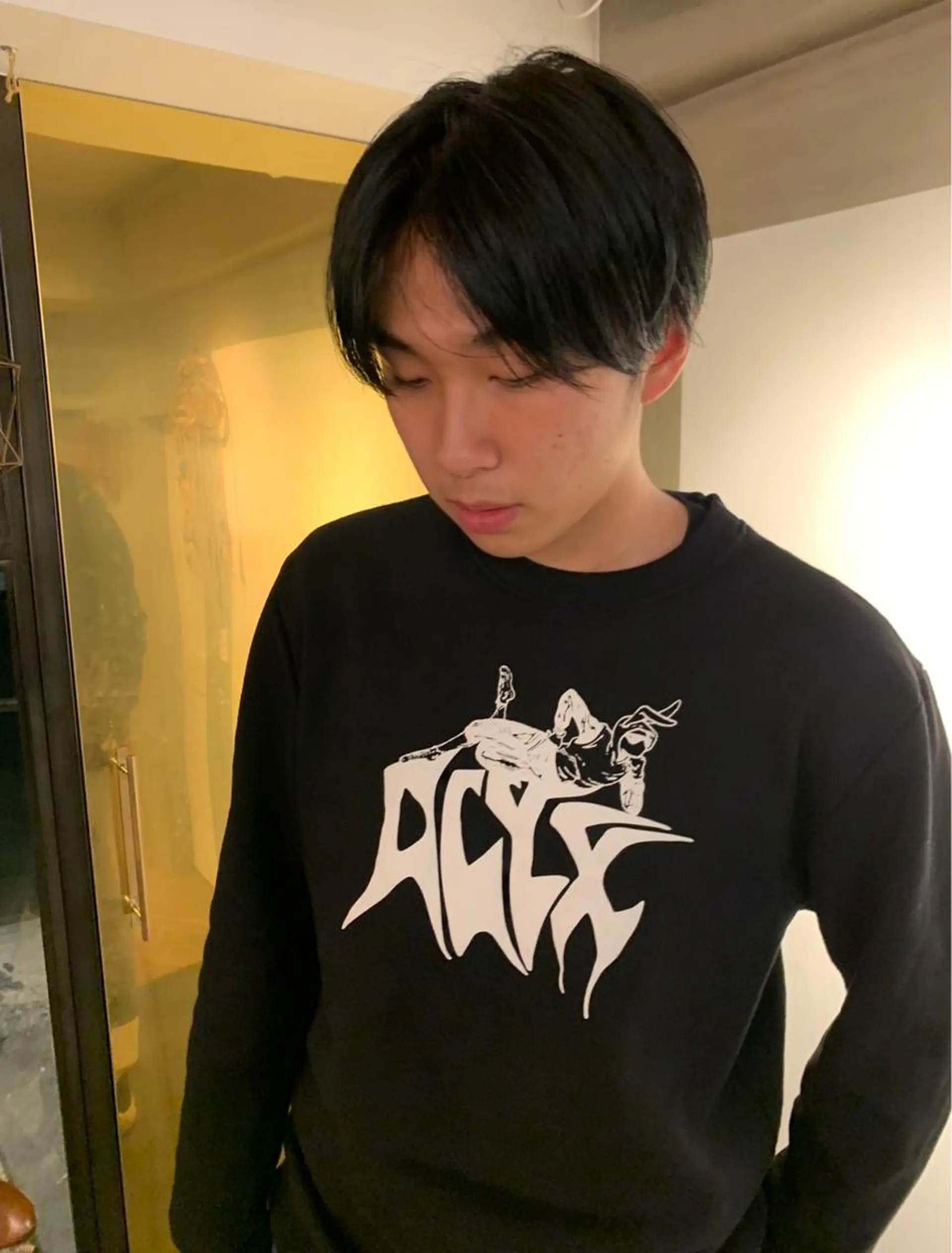 ショート カラー メンズ メンズバレイヤージュ メンズブリーチ センターパート フェードカット メンズハイライト カット ヘアカラー トリートメント ヘアセット スパイラルパーマ 🌐hina⭐️のヘアスタイル