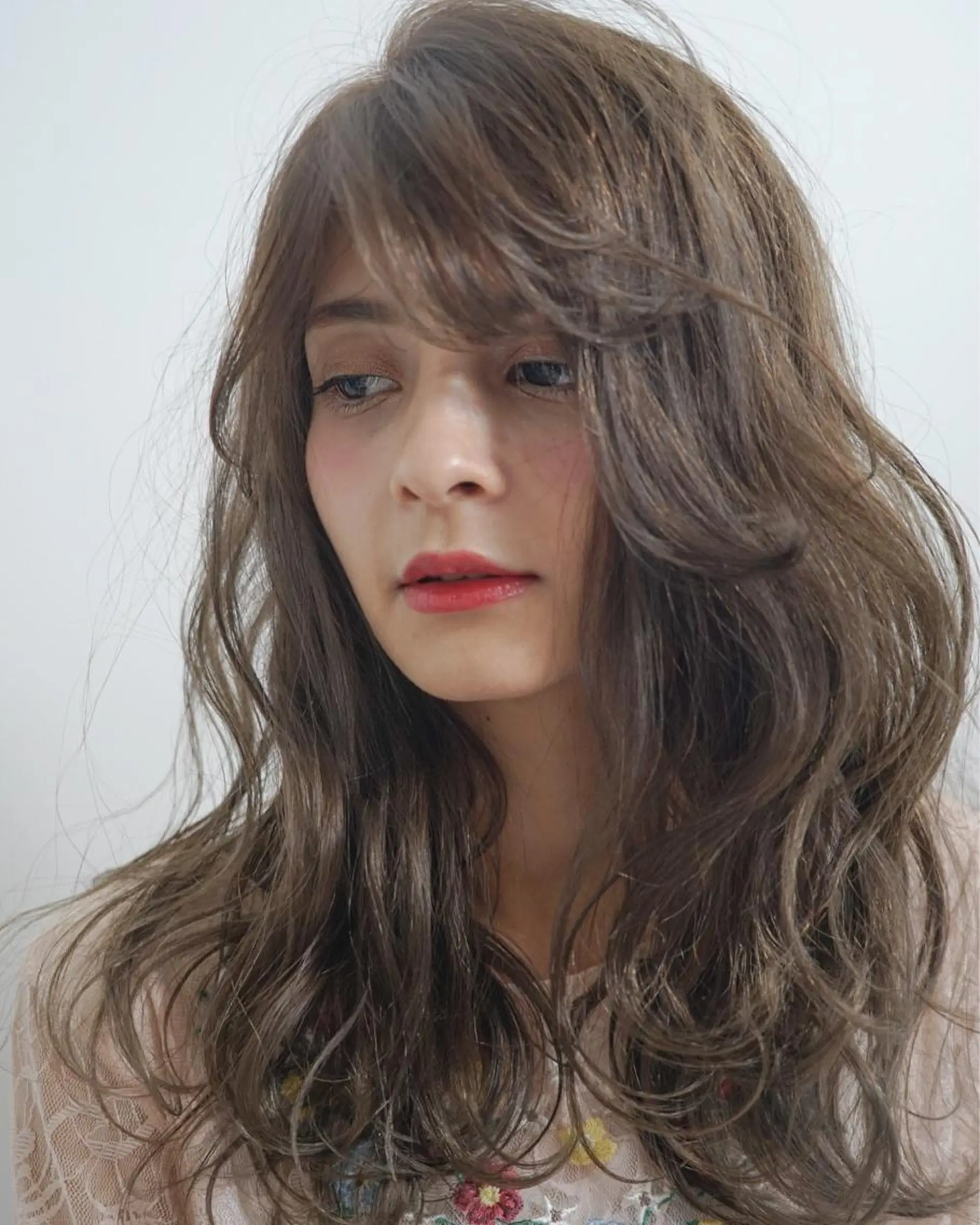 ミディアム カラー アッシュ ベージュカラー グラデーションカラー ウルフカット レイヤーカット上柿のヘアスタイル