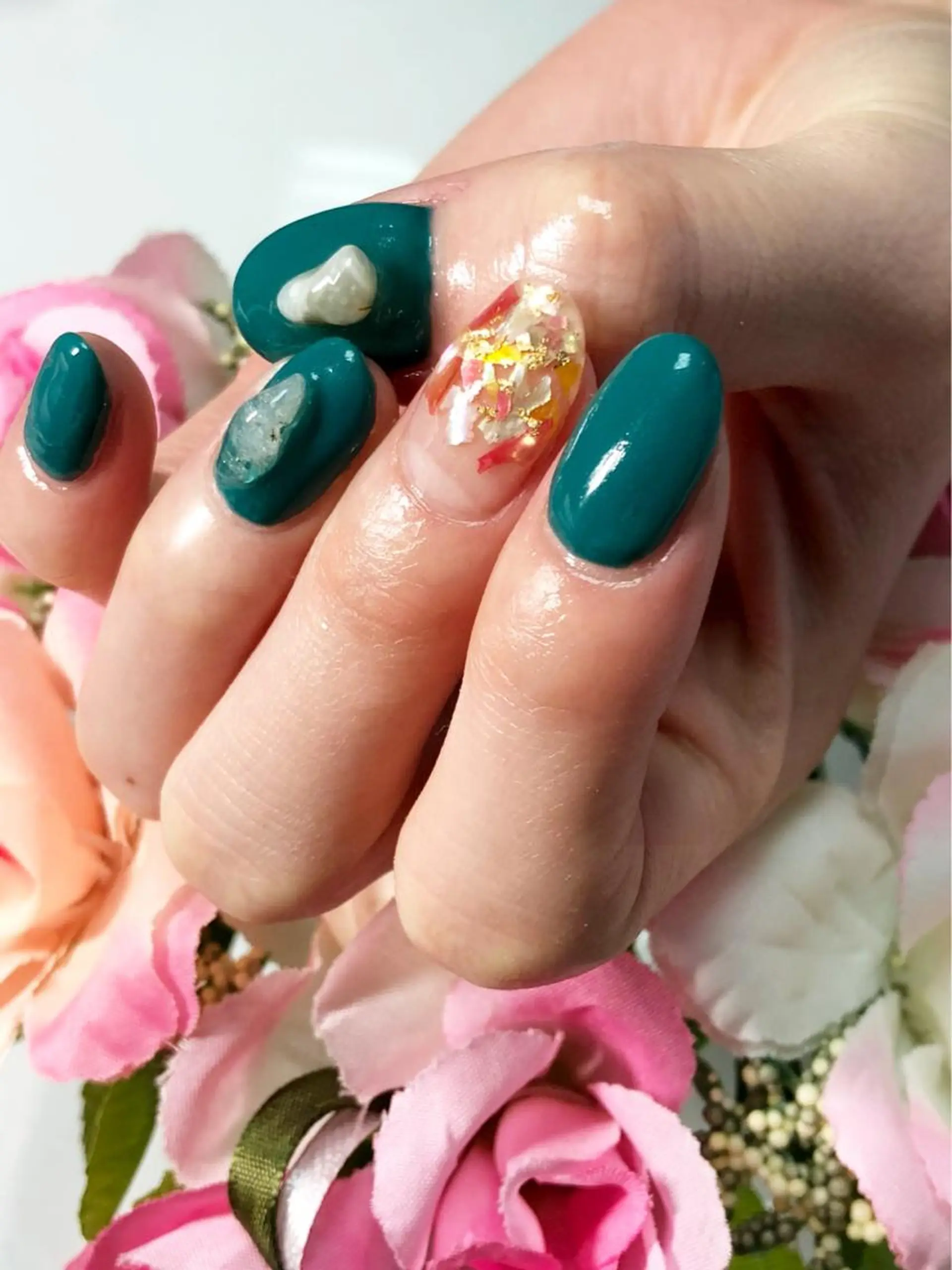 ミディアム カラー ネイル カジュアル グリーン ラメ(グリッター) シンプルネイル ハンドネイル CITRAtotal beautyのネイルデザイン