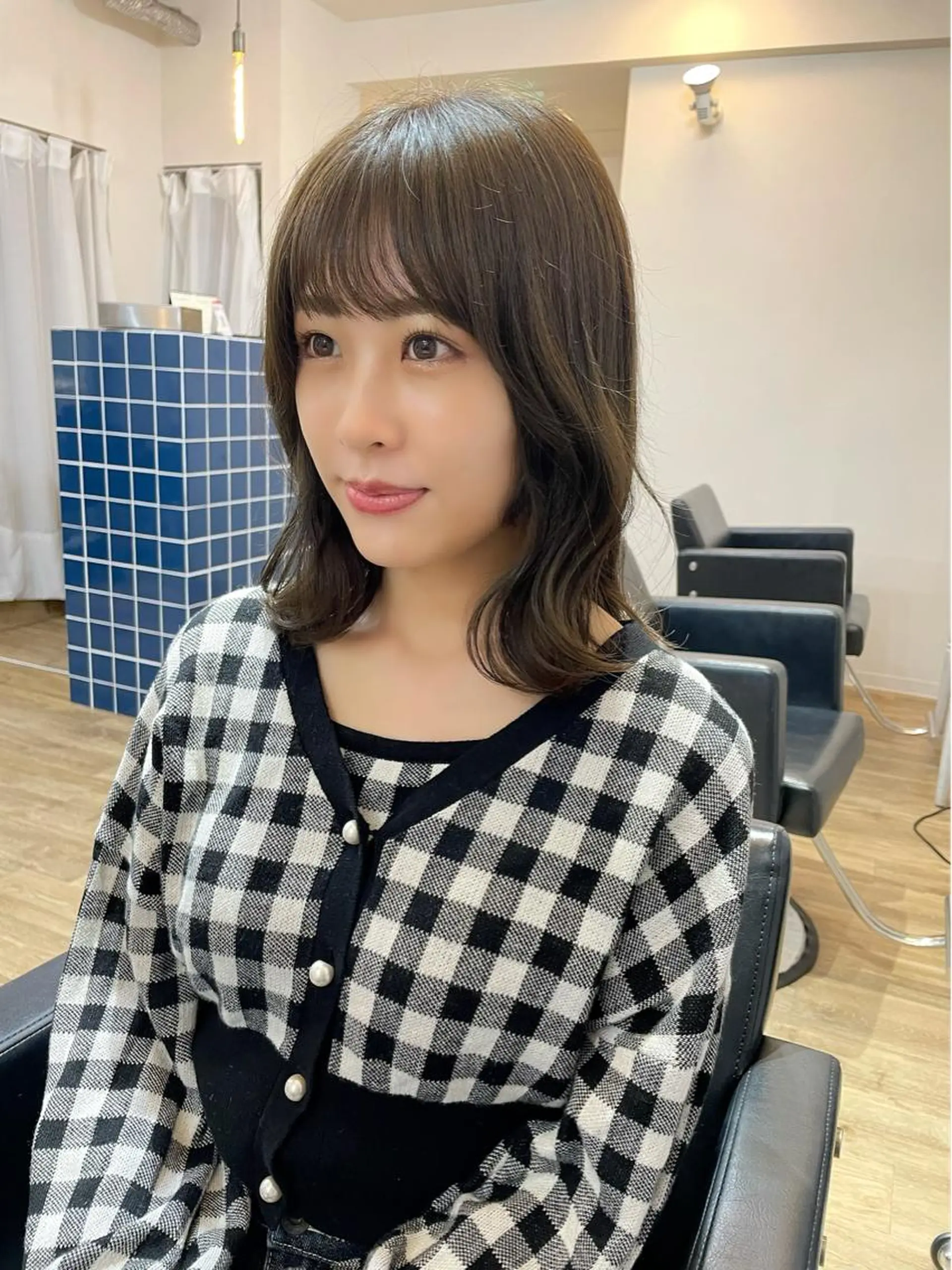 ミディアム カラー アッシュ 黒髪 ブリーチ ブルーカラー ブルーブラック トリートメント オリーブカラー 特化　　kaiのヘアスタイル