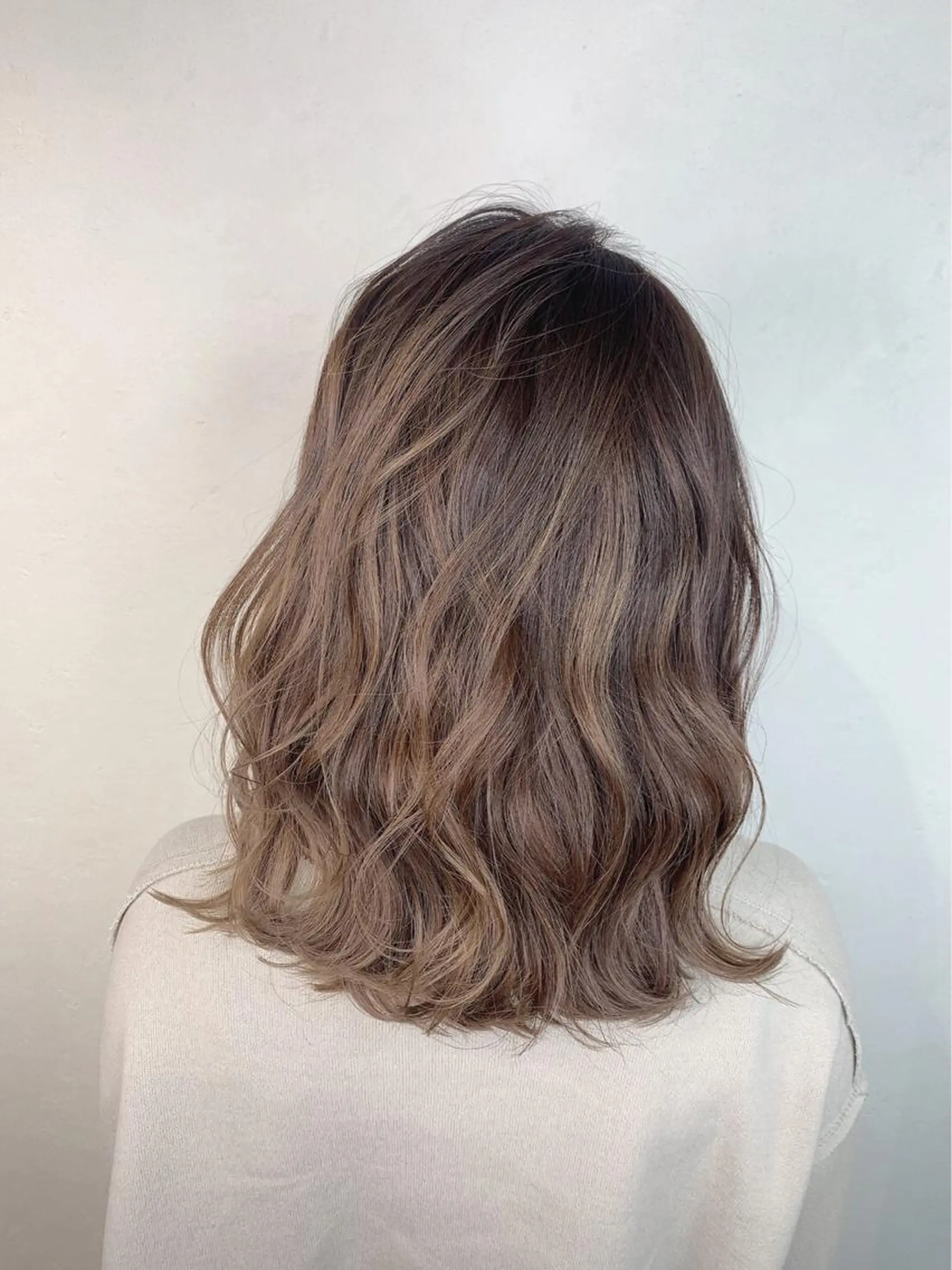 ミディアム カラー _WHITE 高槻のヘアスタイル