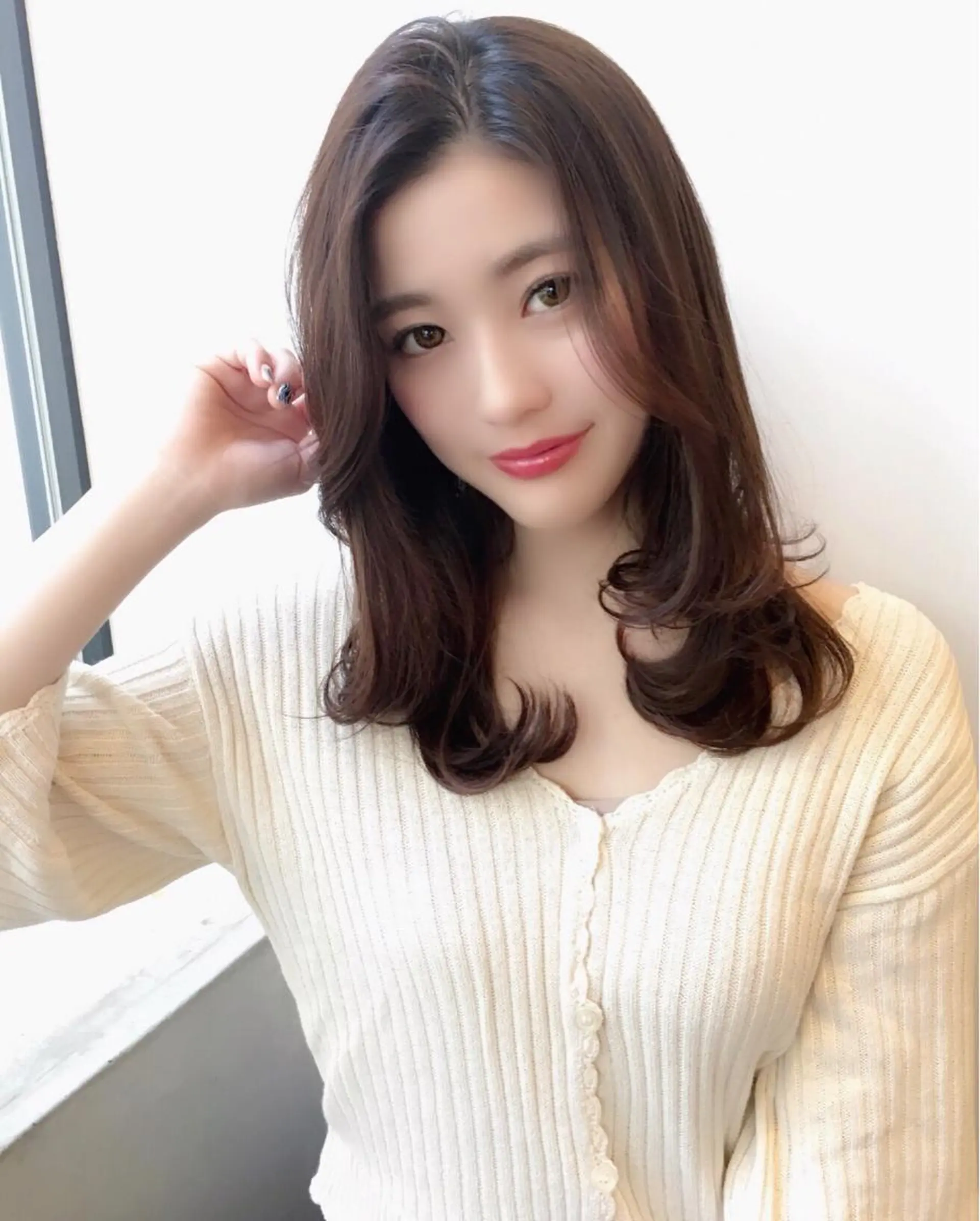 セミロング レイヤーカット 山本翔一郎 韓国顔周りレイヤーのヘアスタイル