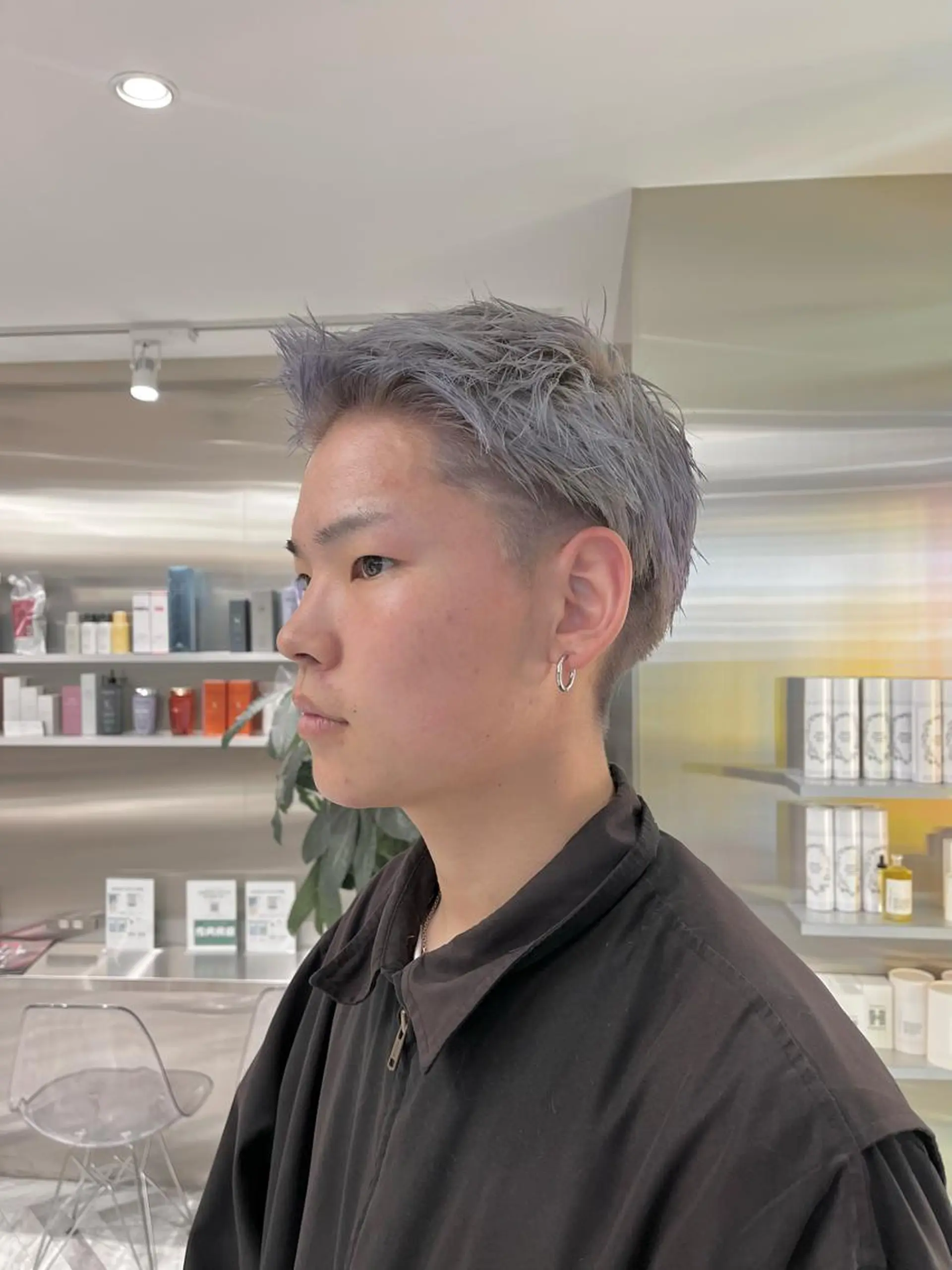 ショート カラー メンズ メンズハイトーン メンズ就活ヘア メンズショート スパイキーショート ブロンド ヘアカラー mai🤍縮毛酸性ス トレート/アイリストのヘアスタイル