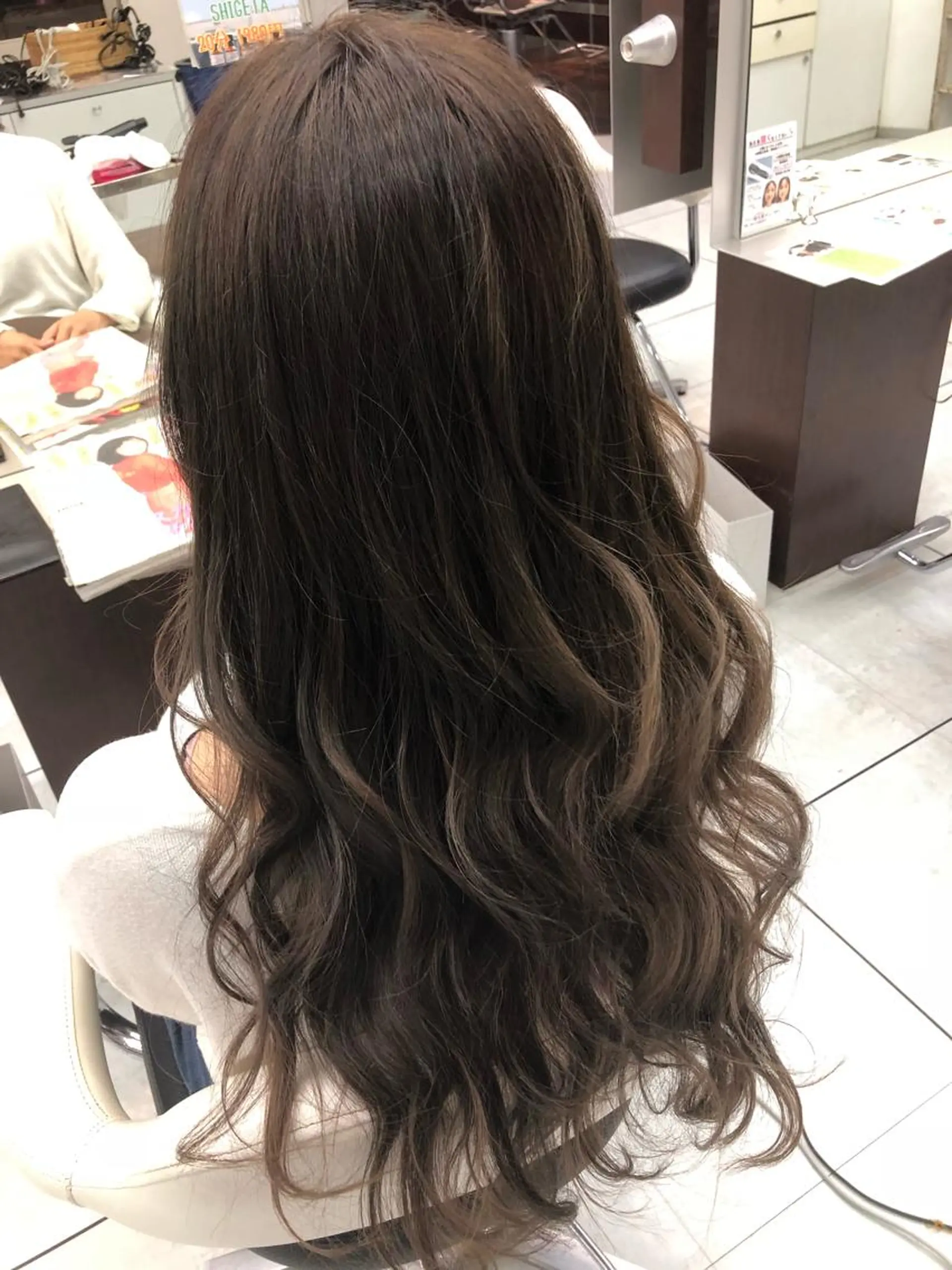 ロング カラー 透明感カラー ハイライトカラー ハイライト 岩崎 裕司のヘアスタイル