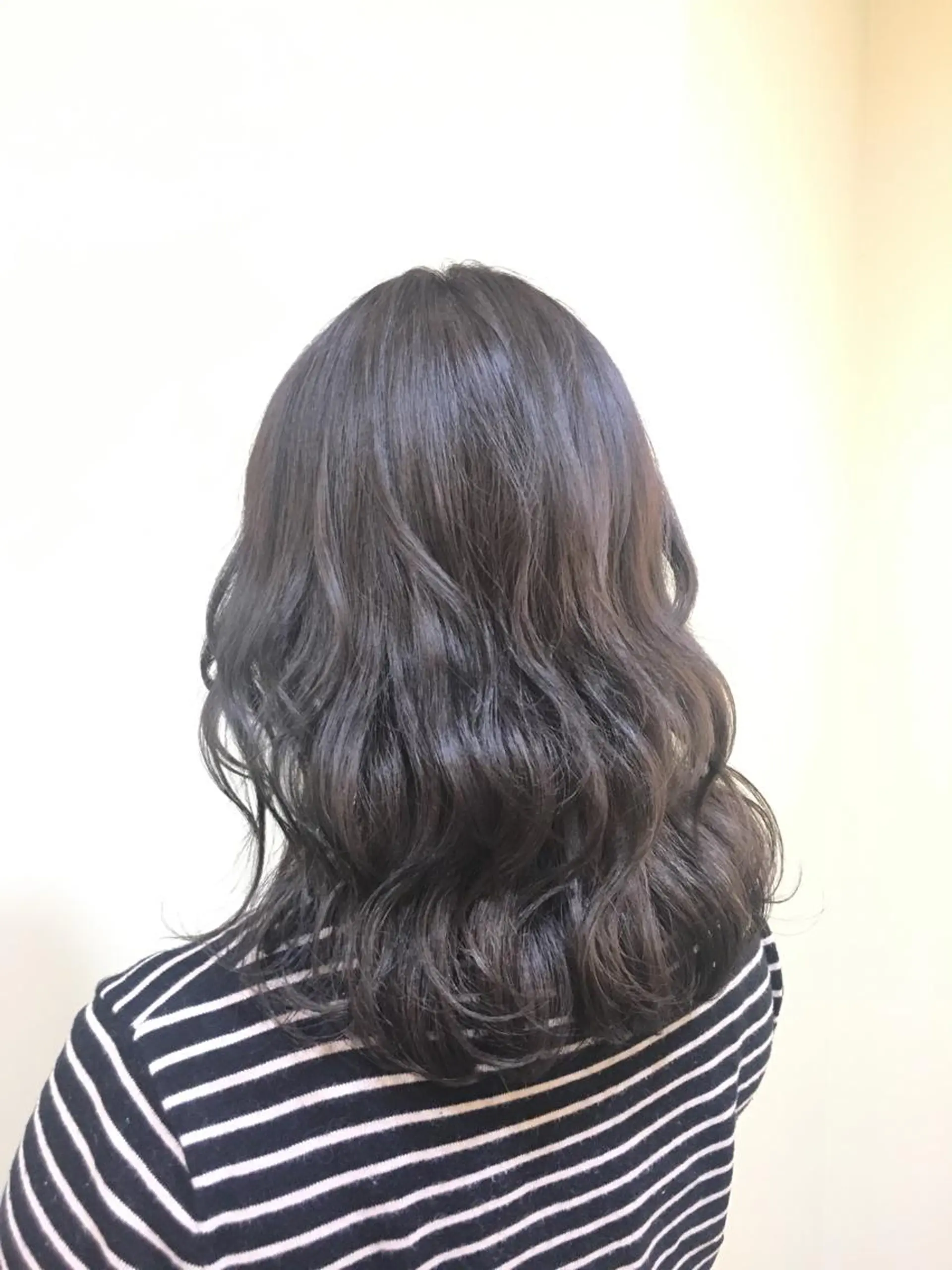 ミディアム アッシュ Zina SAKIのヘアスタイル